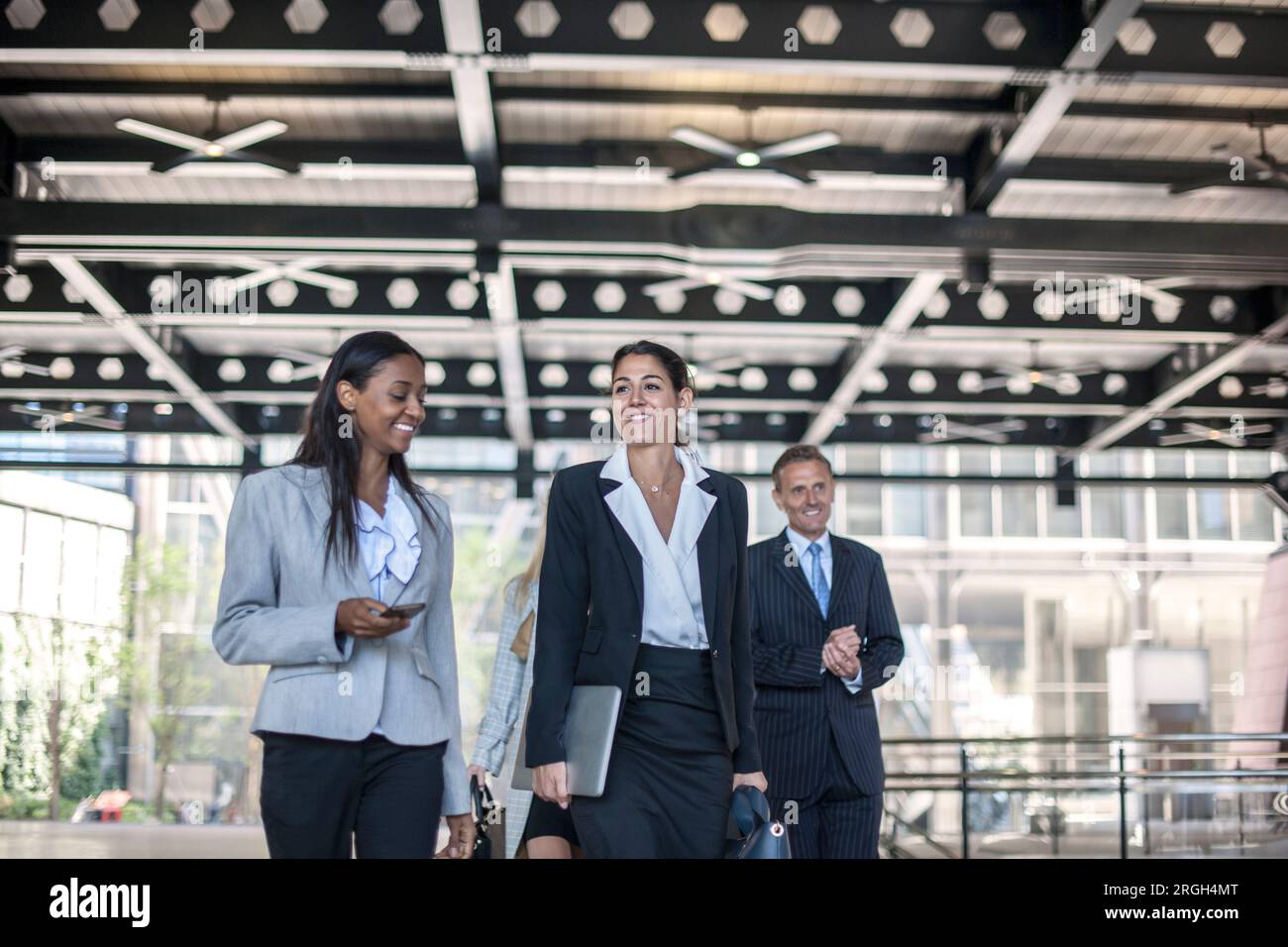 Hommes d'affaires entrant dans le bâtiment Banque D'Images