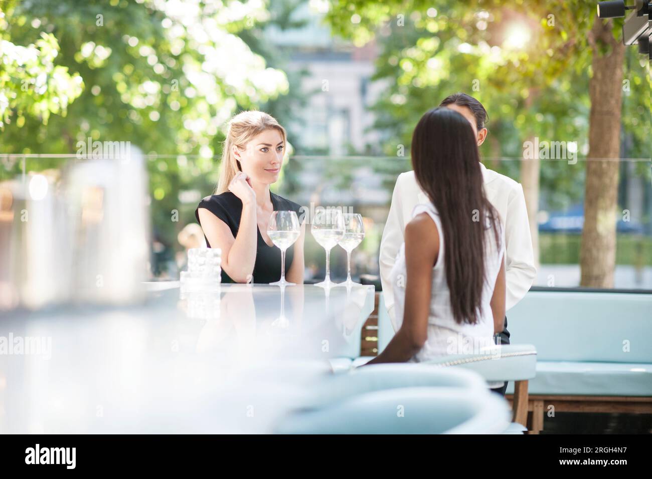 Femmes d'affaires au bar Banque D'Images