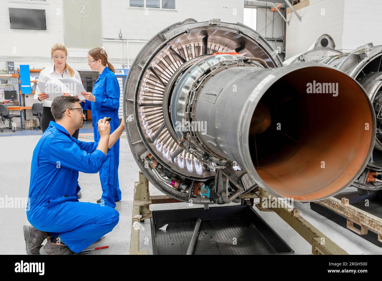 Homme travaillant sur un moteur d'avion Banque D'Images