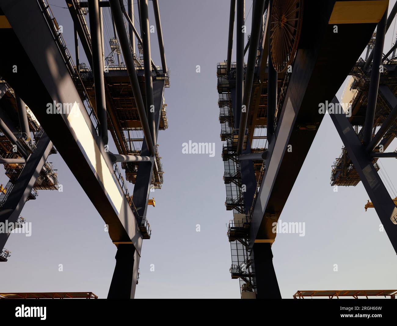 Low angle view de grues au port de Felixstowe, England Banque D'Images