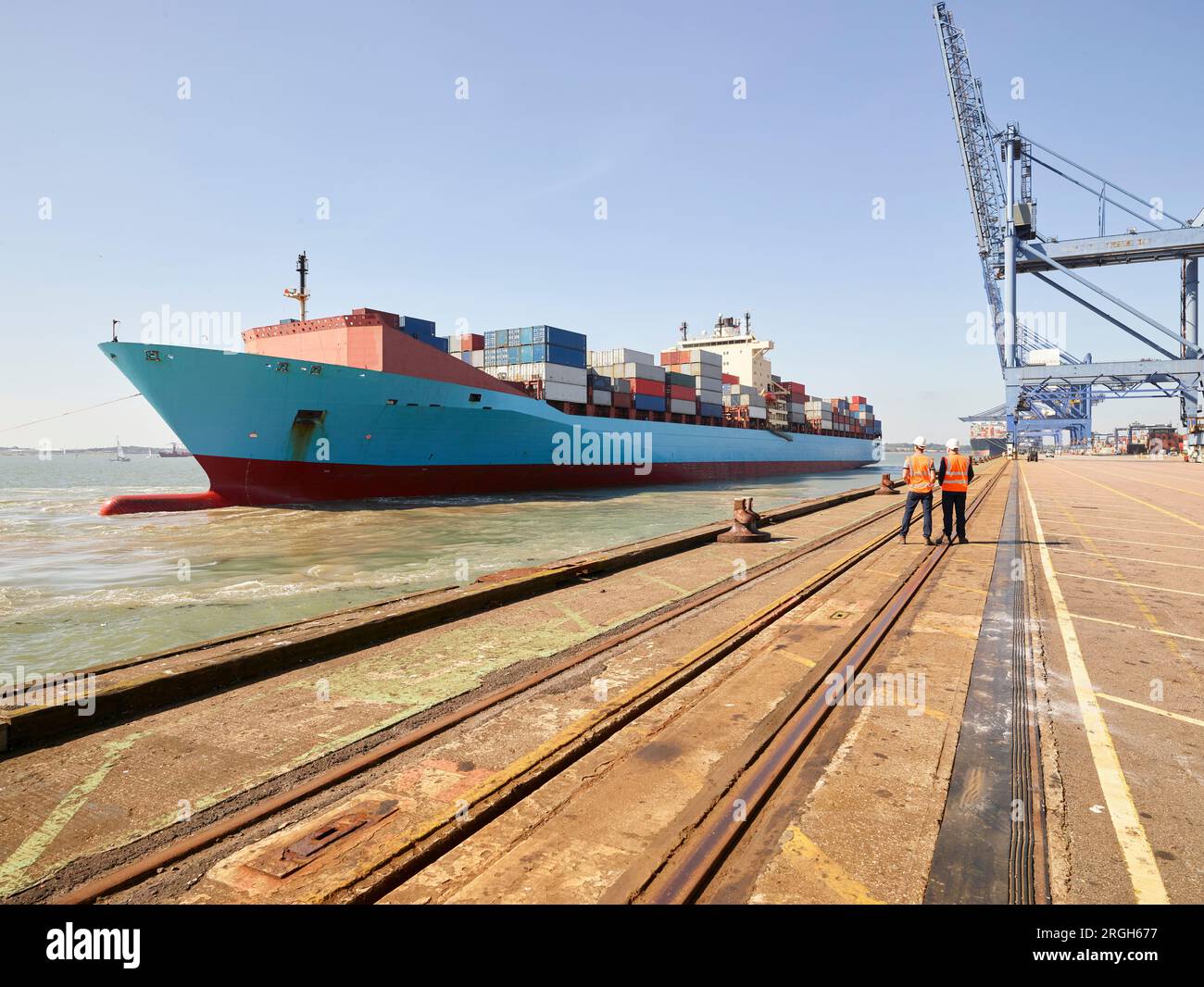 Cargo arrivant au port de Felixstowe, England Banque D'Images