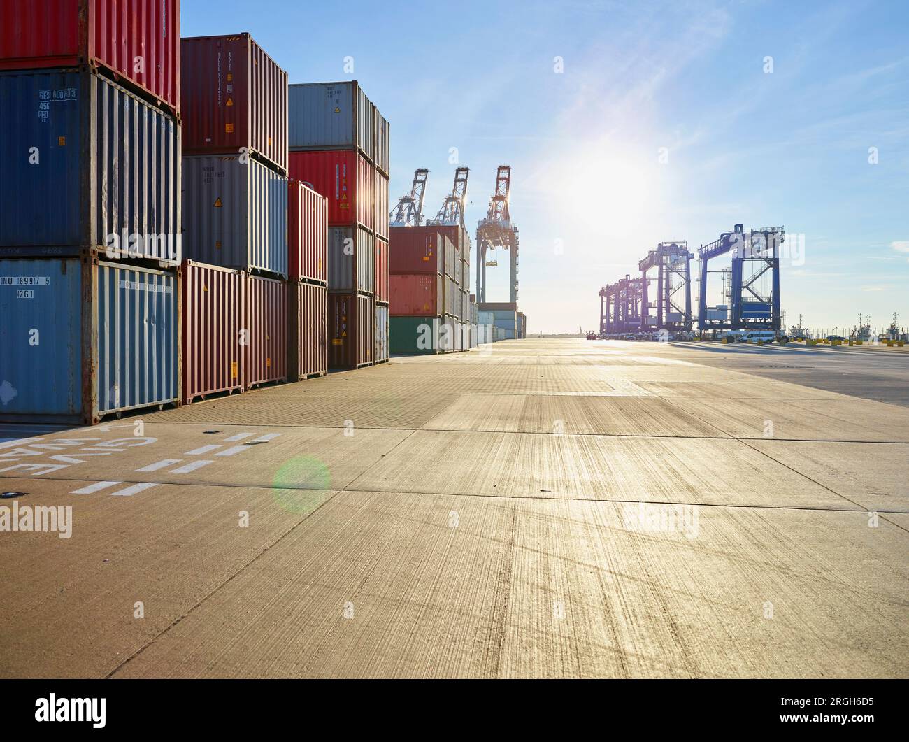 Les piles de conteneurs au port de Felixstowe, England Banque D'Images