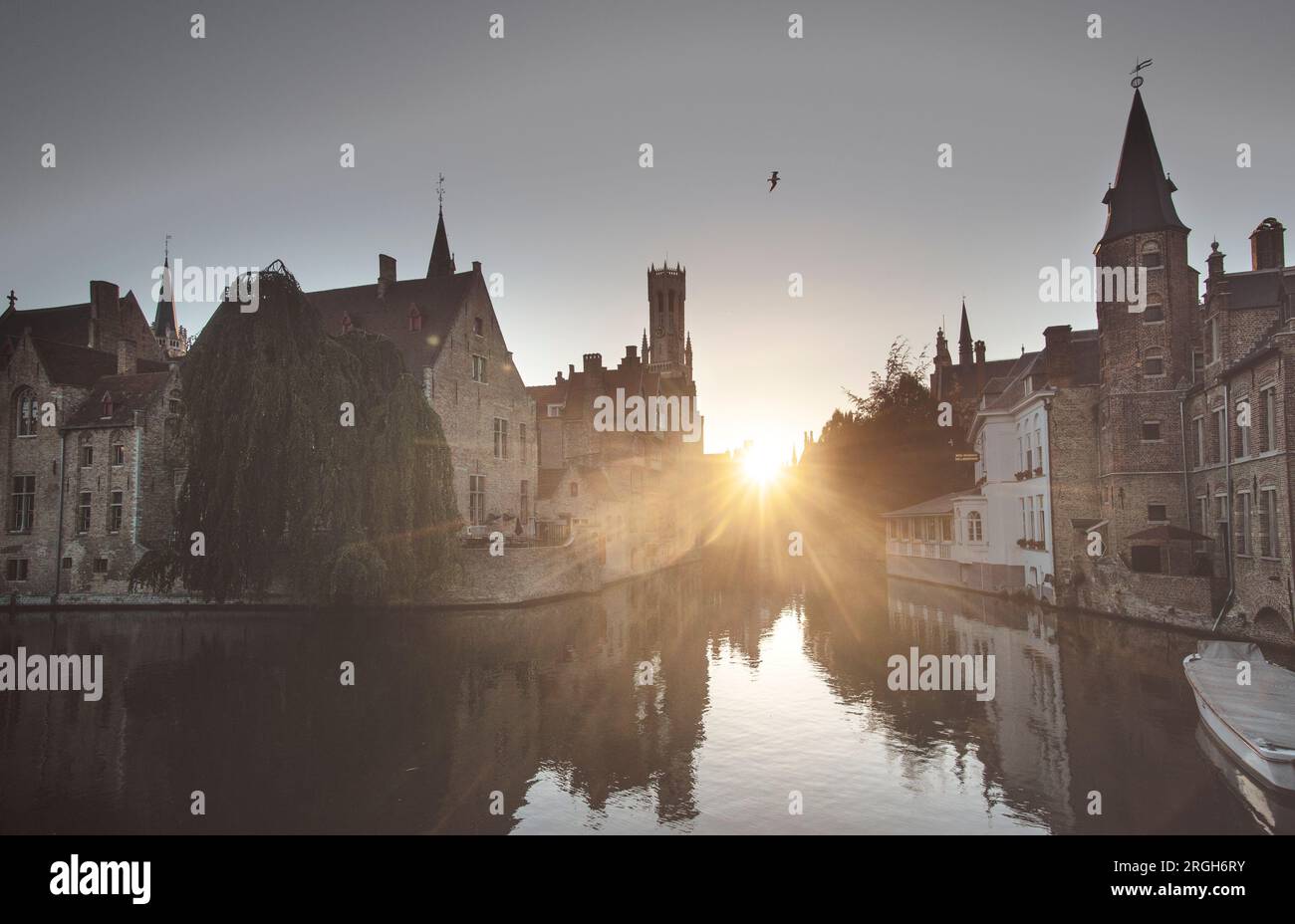 Bâtiments et Canal au coucher du soleil à Bruges, Belgique Banque D'Images