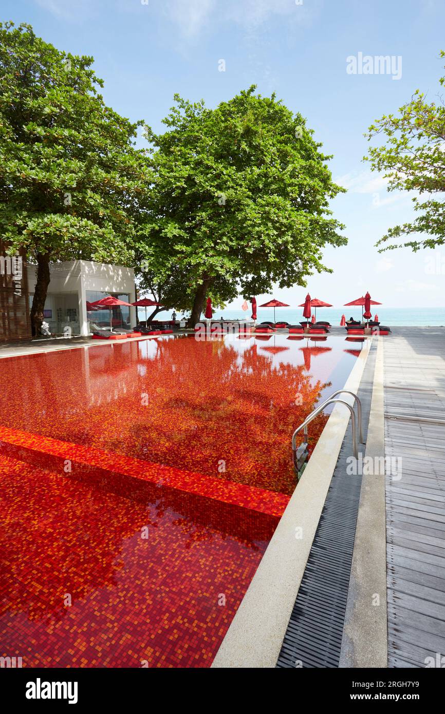 Piscine carrelée rouge à Ko Samui, Thaïlande Banque D'Images