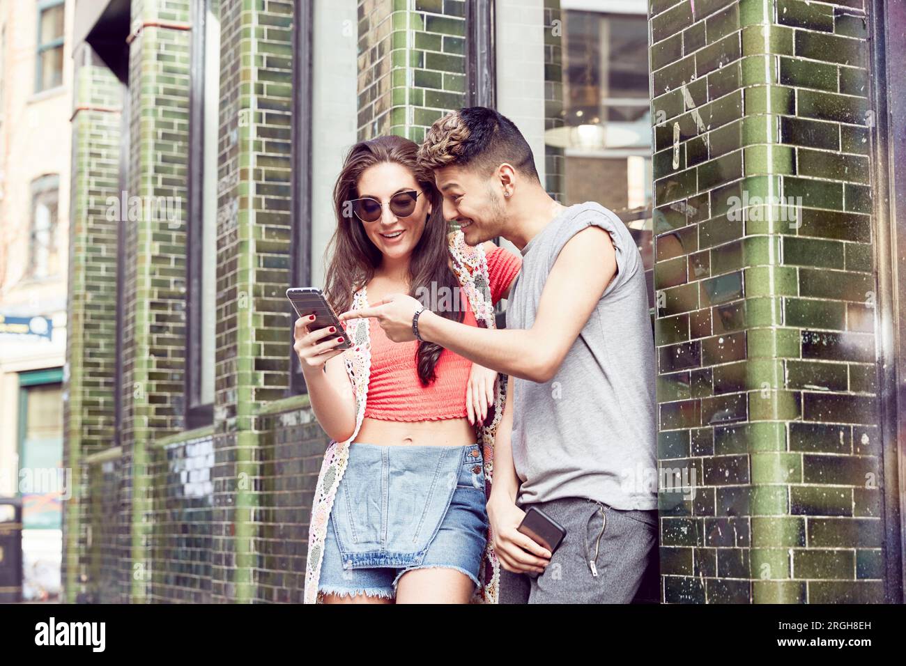 Couple à l'aide de smart phone together Banque D'Images