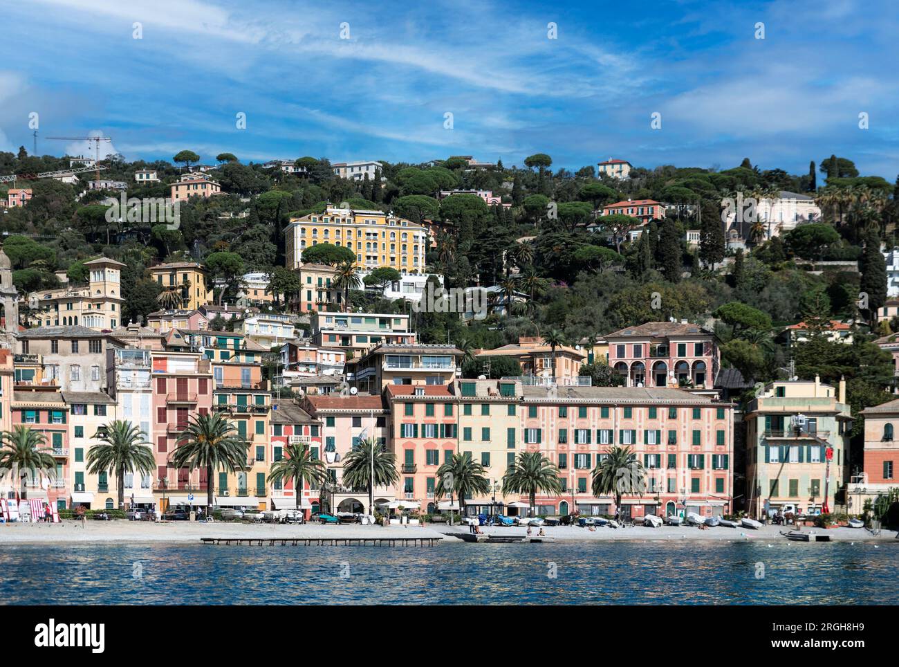 Vue sur l'eau de la charmante ville en bord de mer de Rapallo. Banque D'Images