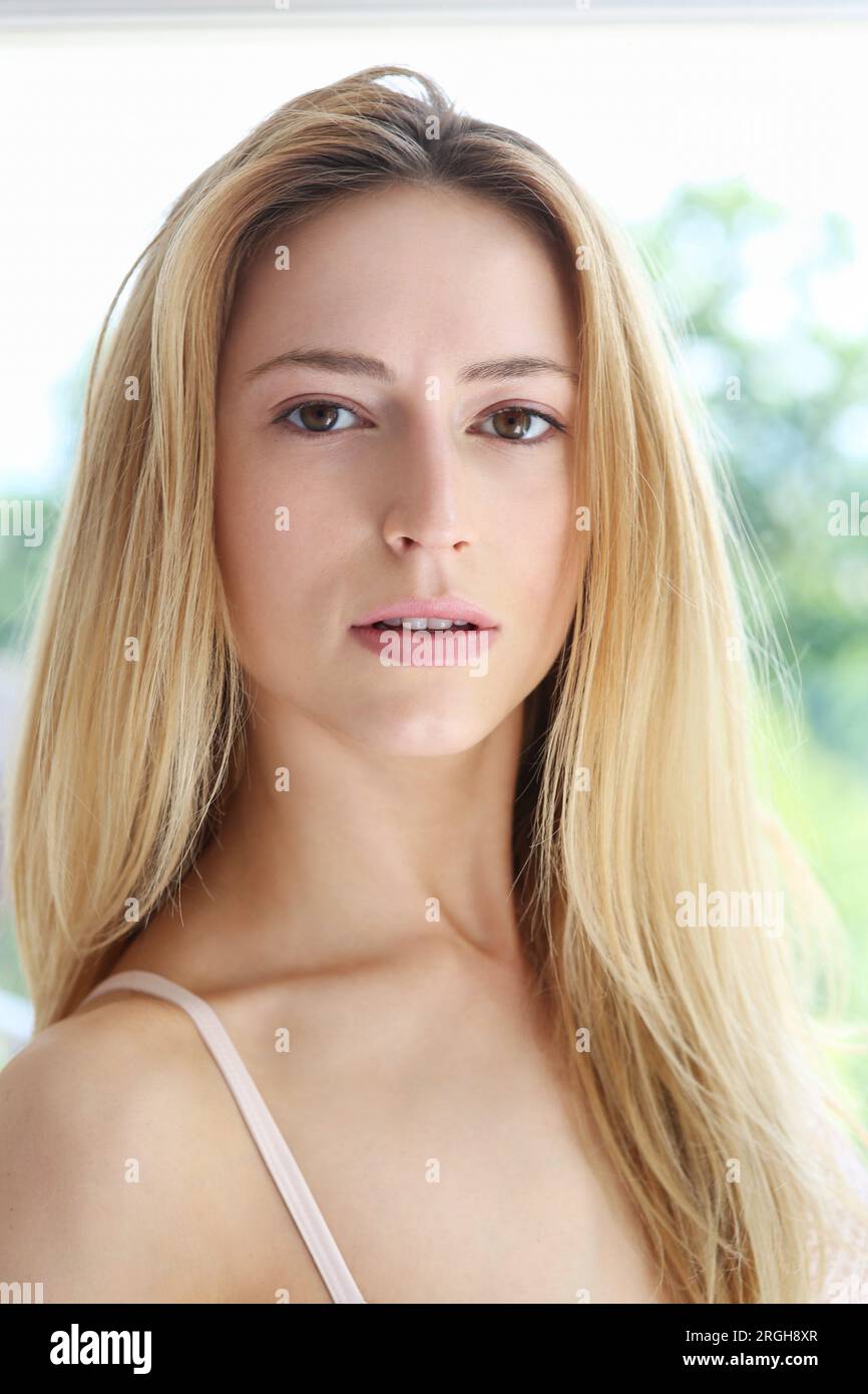 Portrait d'une femme blonde avec une expression neutre. Banque D'Images