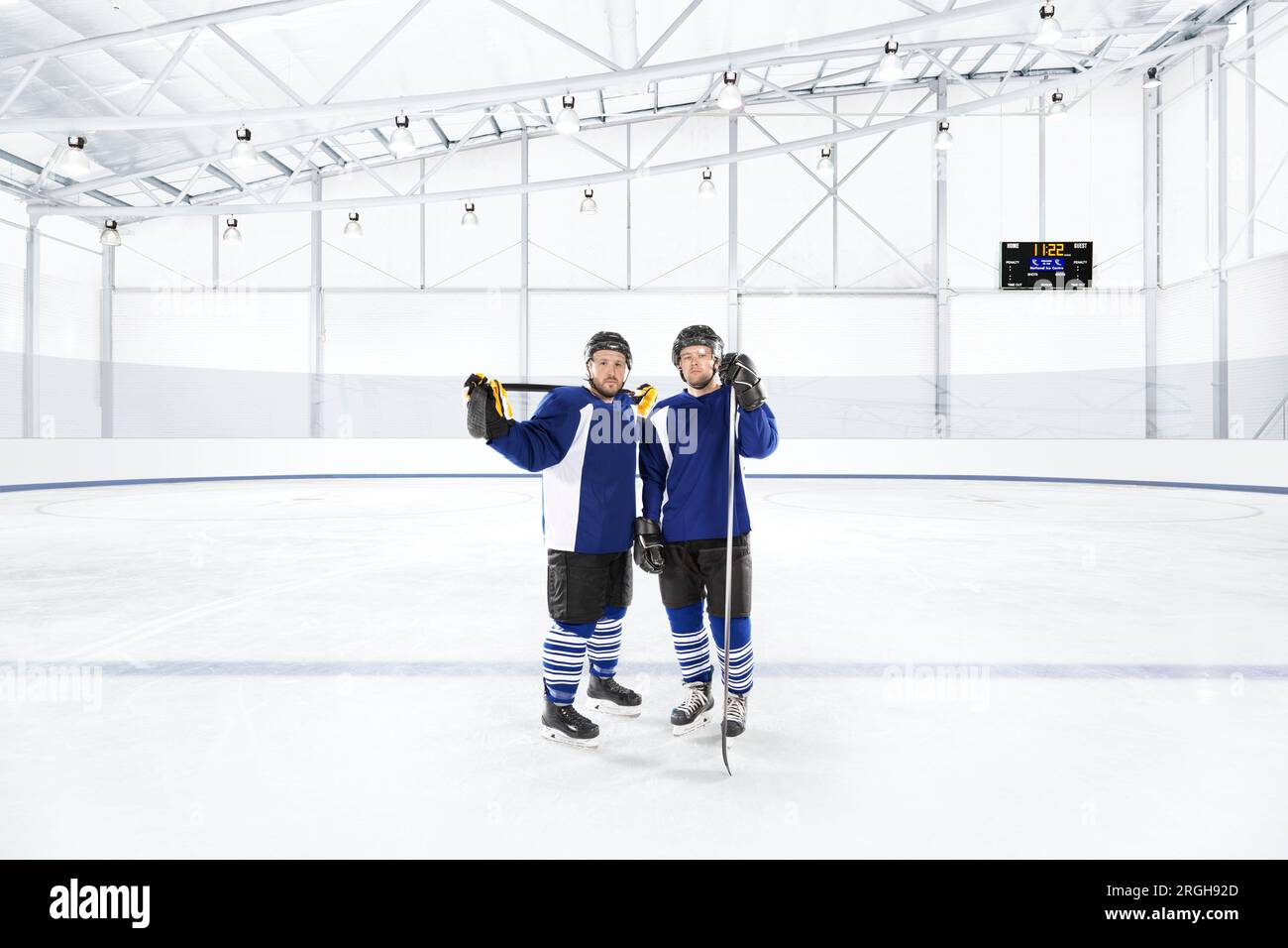 Les joueurs de hockey sur glace en uniformes bleus Banque D'Images
