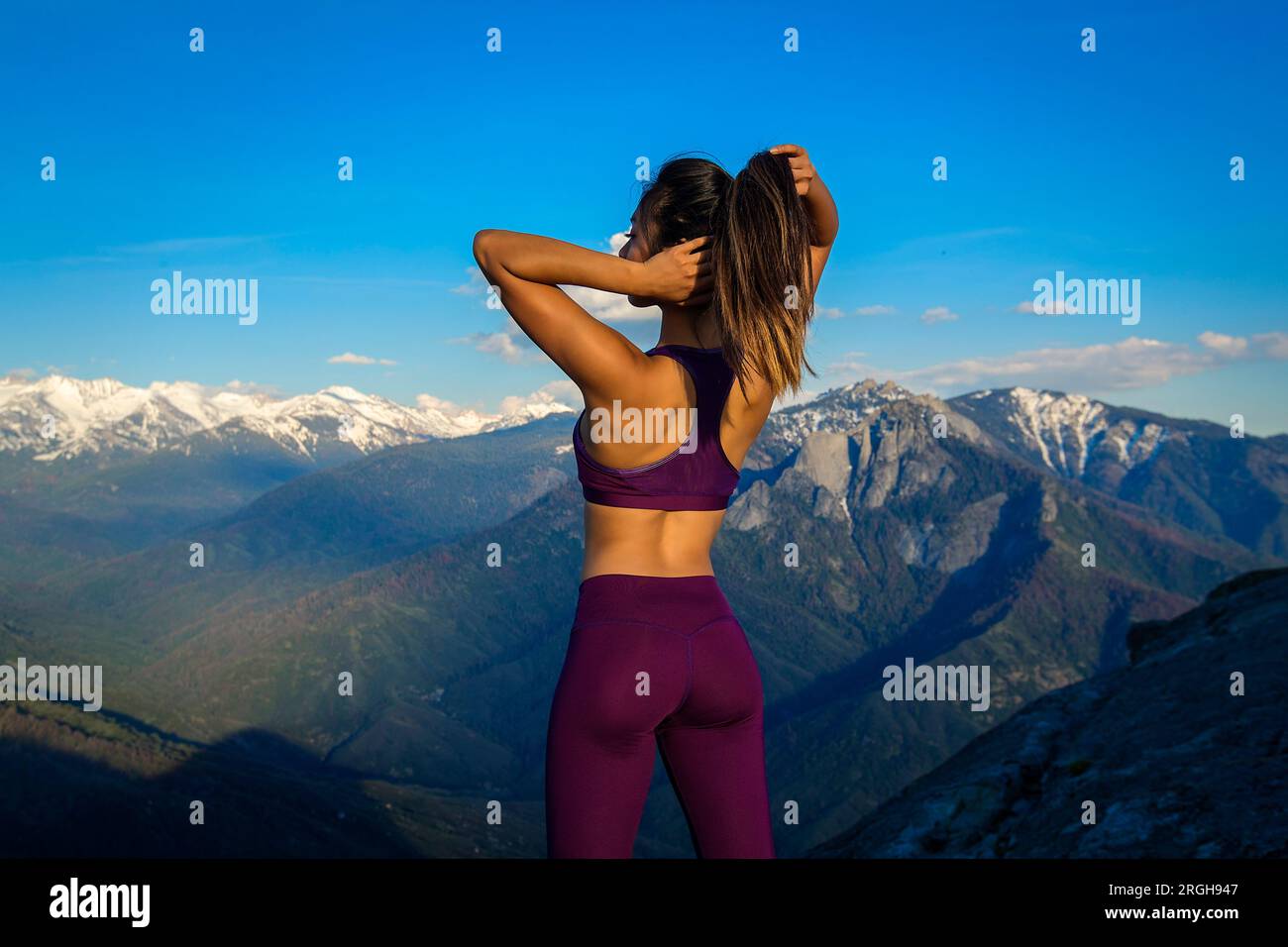 Jeune femme ajustant son queue sur une montagne Banque D'Images