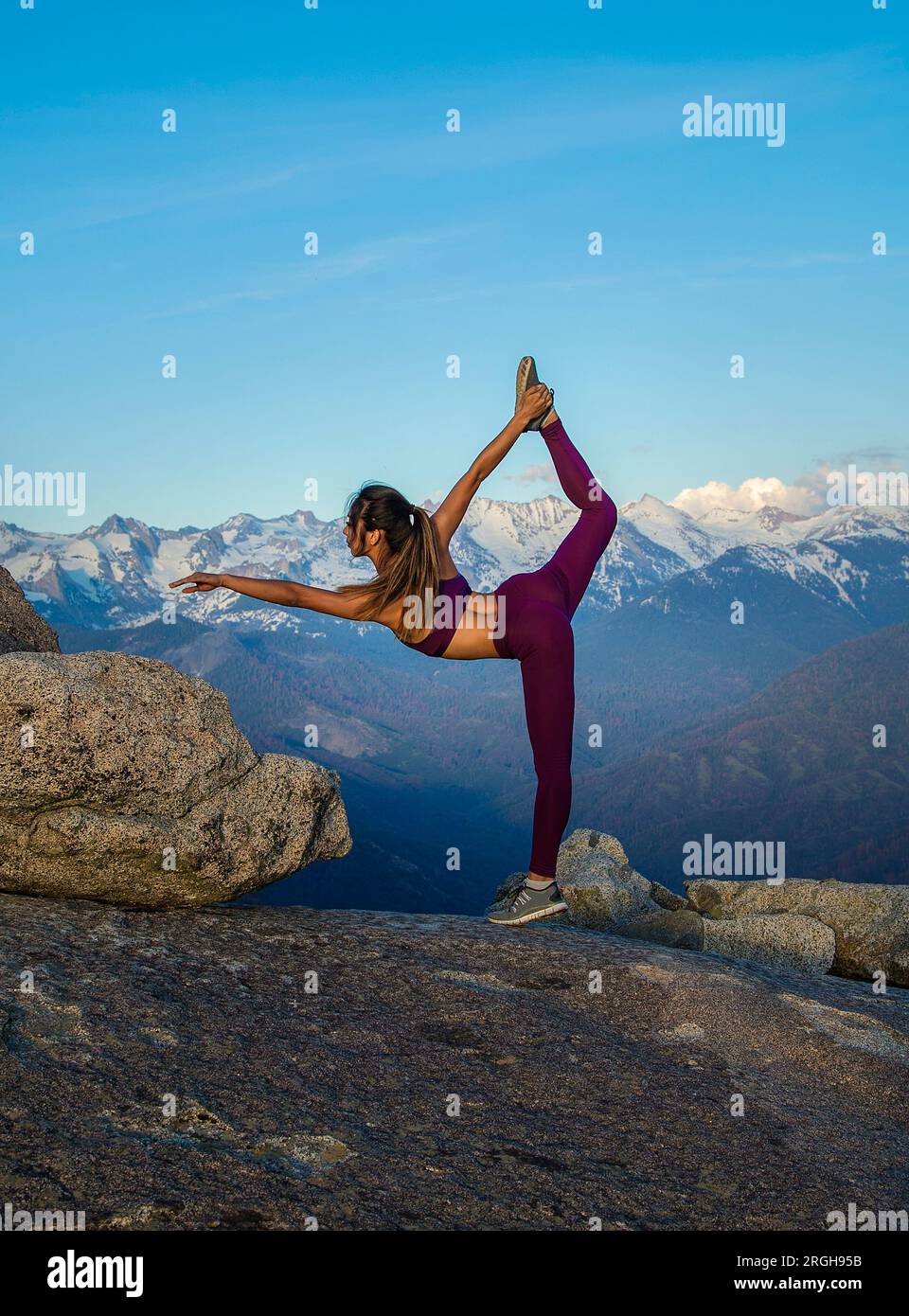 Young woman doing yoga sur un rocher Banque D'Images