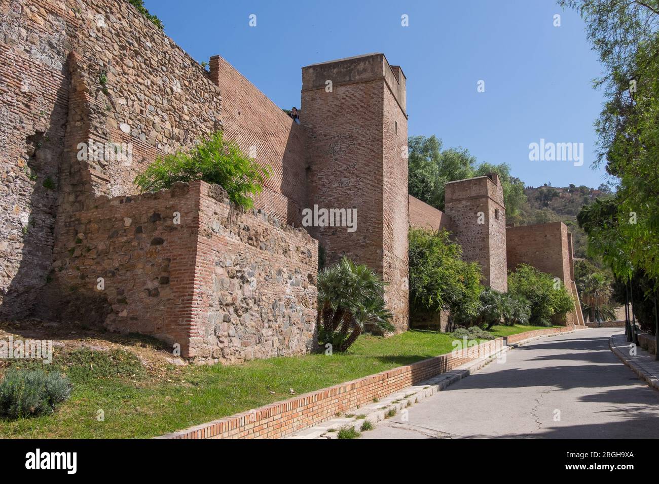 Promenade et murs extérieurs de l'Alcazaba de Malaga Banque D'Images
