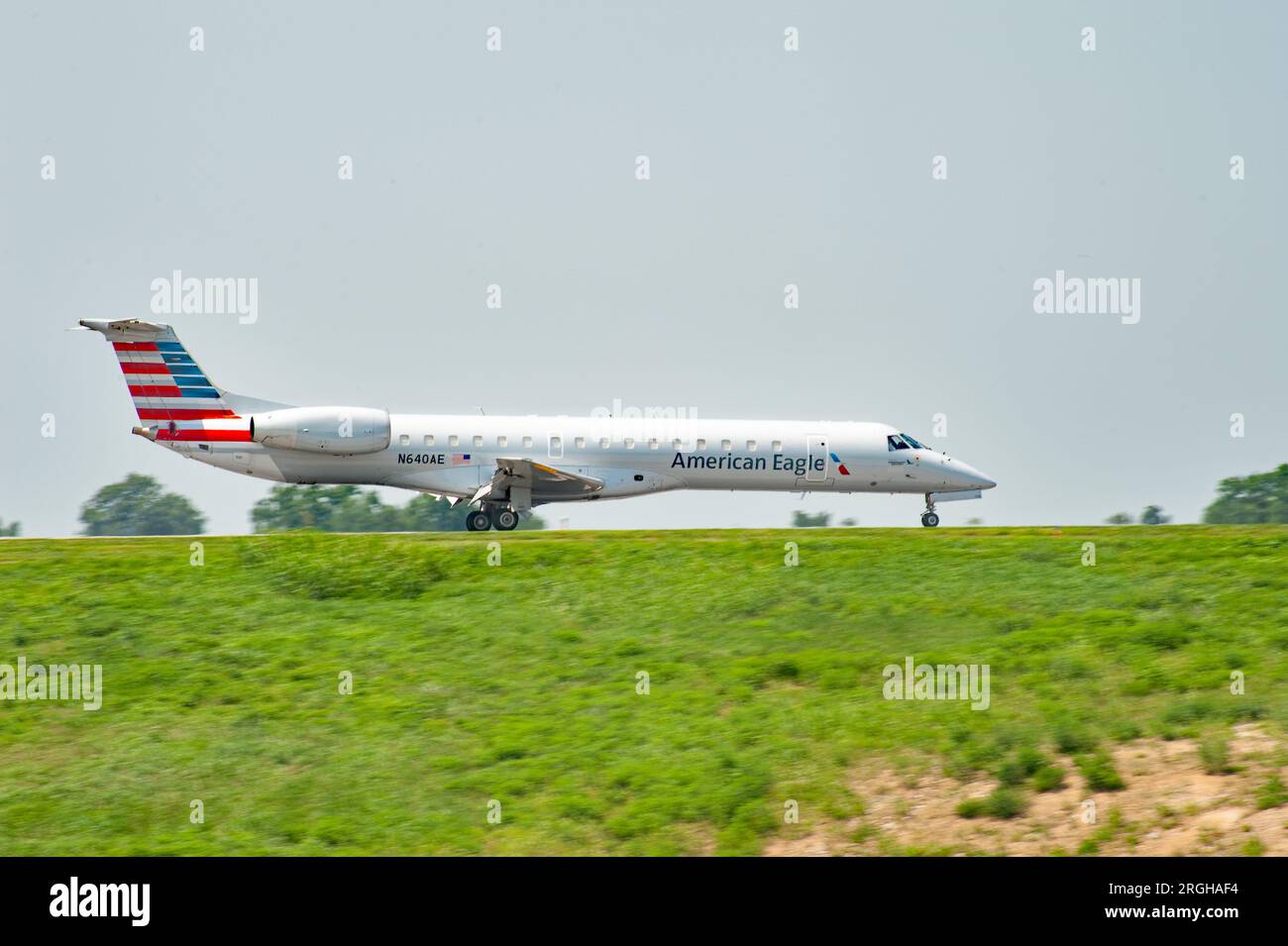 Embraer ERJ-145 atterrissant à l'aéroport Bluegrass de Lexington Banque D'Images