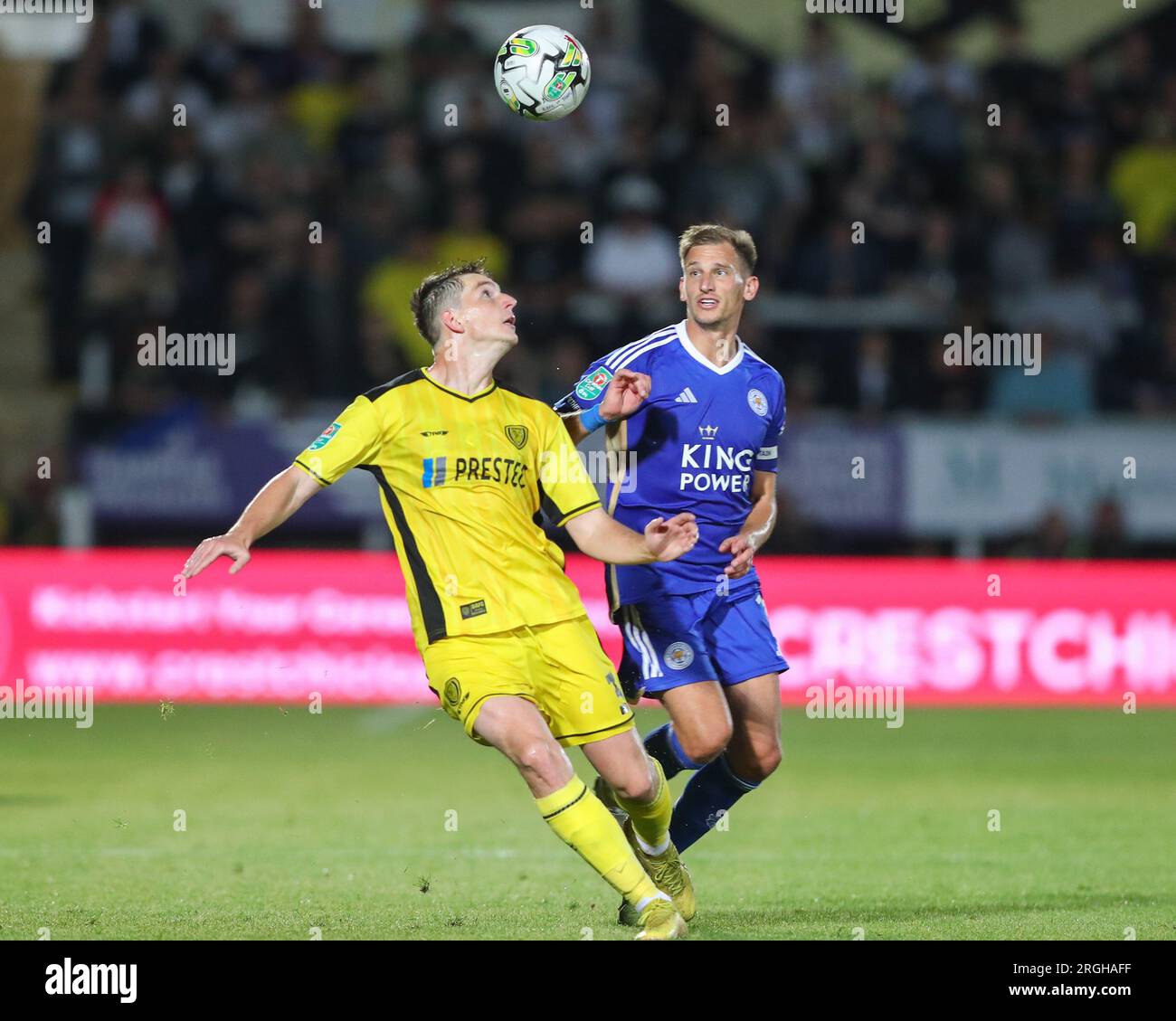 Steve Seddon #3 de Burton Albion et Marc Albrighton #11 de Leicester City se battent pour le ballon lors du match de la Carabao Cup Burton Albion vs Leicester City au Pirelli Stadium, Burton upon Trent, Royaume-Uni, le 9 août 2023 (photo de Gareth Evans/News Images) Banque D'Images