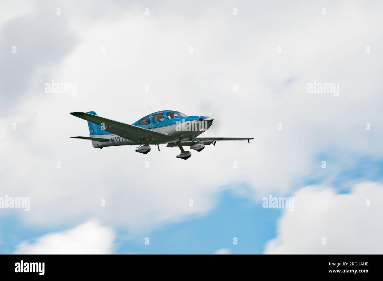 Cirrus SR22 Turbo atterrissant à l'aéroport Bluegrass de Lexington Banque D'Images