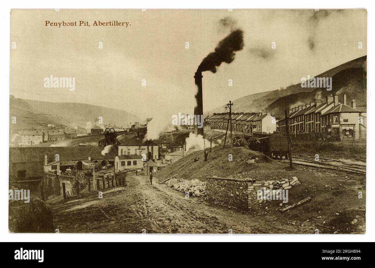 Carte postale originale du début des années 1900 du paysage minier gallois industriel, montrant des cheminées fumantes à Penybont Pit, Abertillery, Monmouth, Galles du Sud, Royaume-Uni vers 1910. Banque D'Images