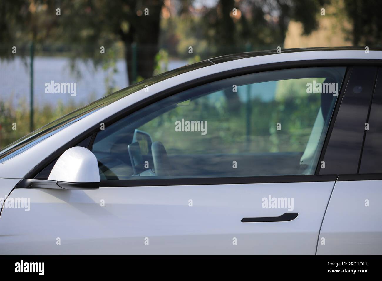 Vitre avant d'une porte de voiture blanche gros plan Banque D'Images