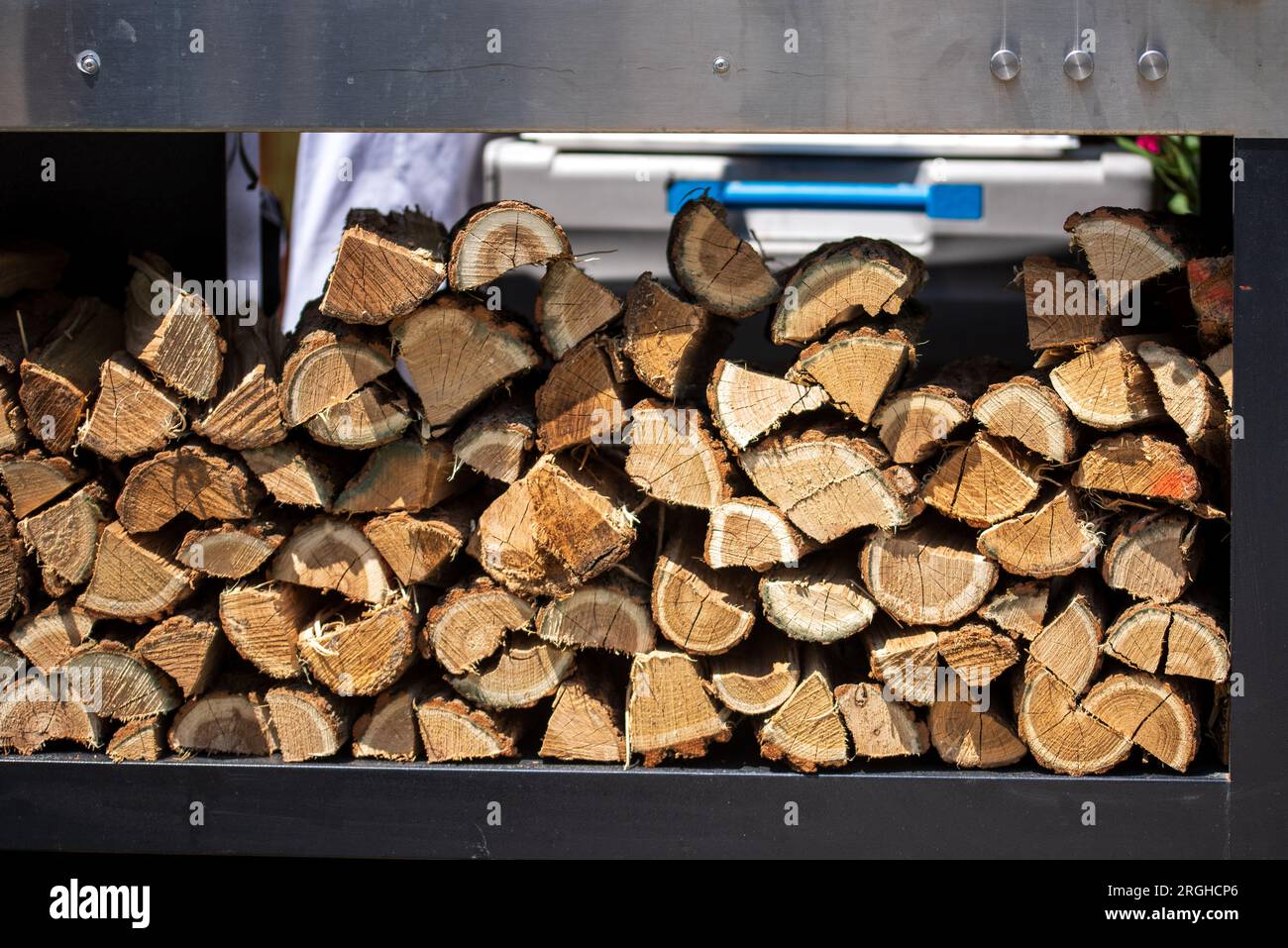 Pile de bûches de bois à côté du gril dans le restaurant Banque D'Images