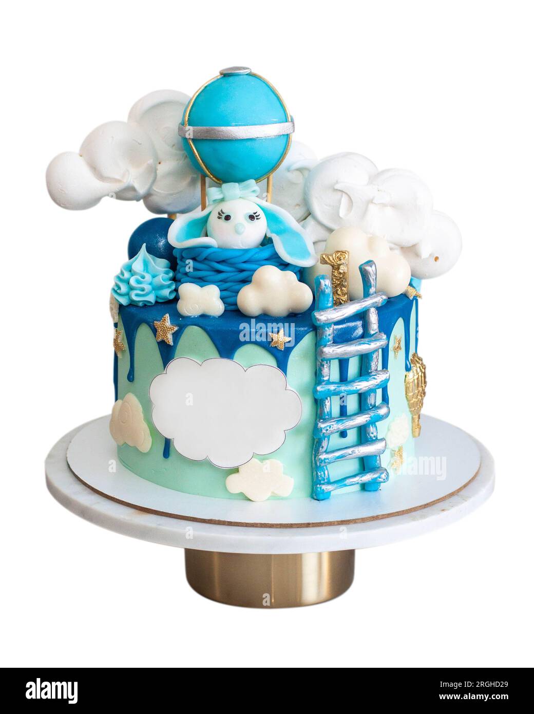 Beau gâteau d'anniversaire bleu avec lapin fondant, échelle, nuages et ballon d'air. Isolé sur fond blanc Banque D'Images