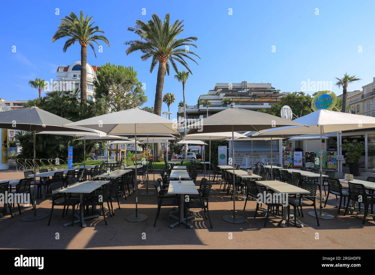 Café d'été en plein air à Cannes Banque D'Images