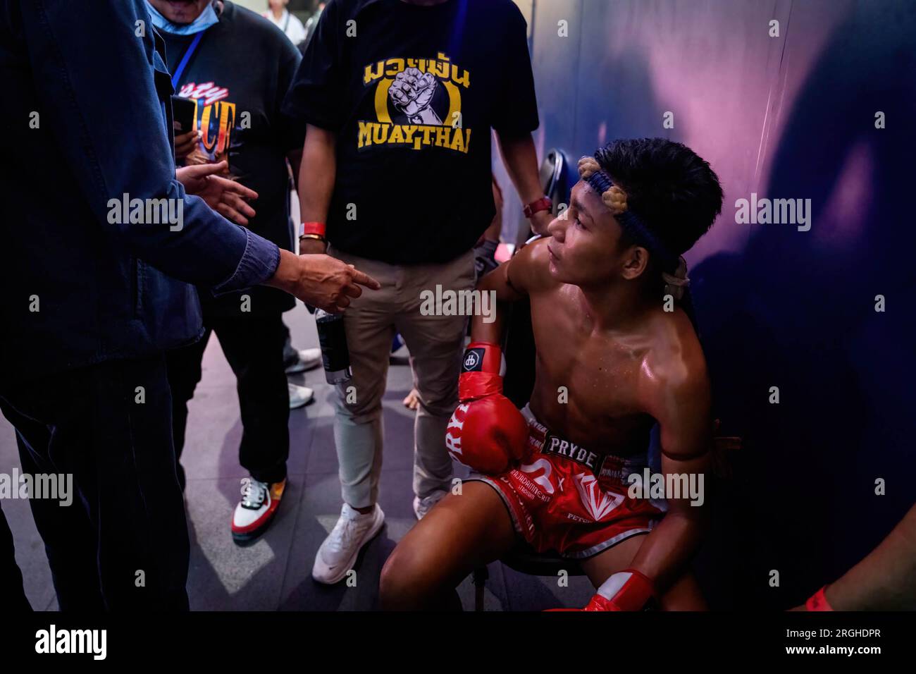 Bangkok, Thaïlande. 09 août 2023. Un boxeur thaïlandais Muay Thai prépare les coulisses. Soirée de combat traditionnelle Muay Thai au stade Rajadamnern à Bangkok, Thaïlande, le 9 août 2023. (Photo Matt Hunt/SOPA Images/Sipa USA) crédit : SIPA USA/Alamy Live News Banque D'Images