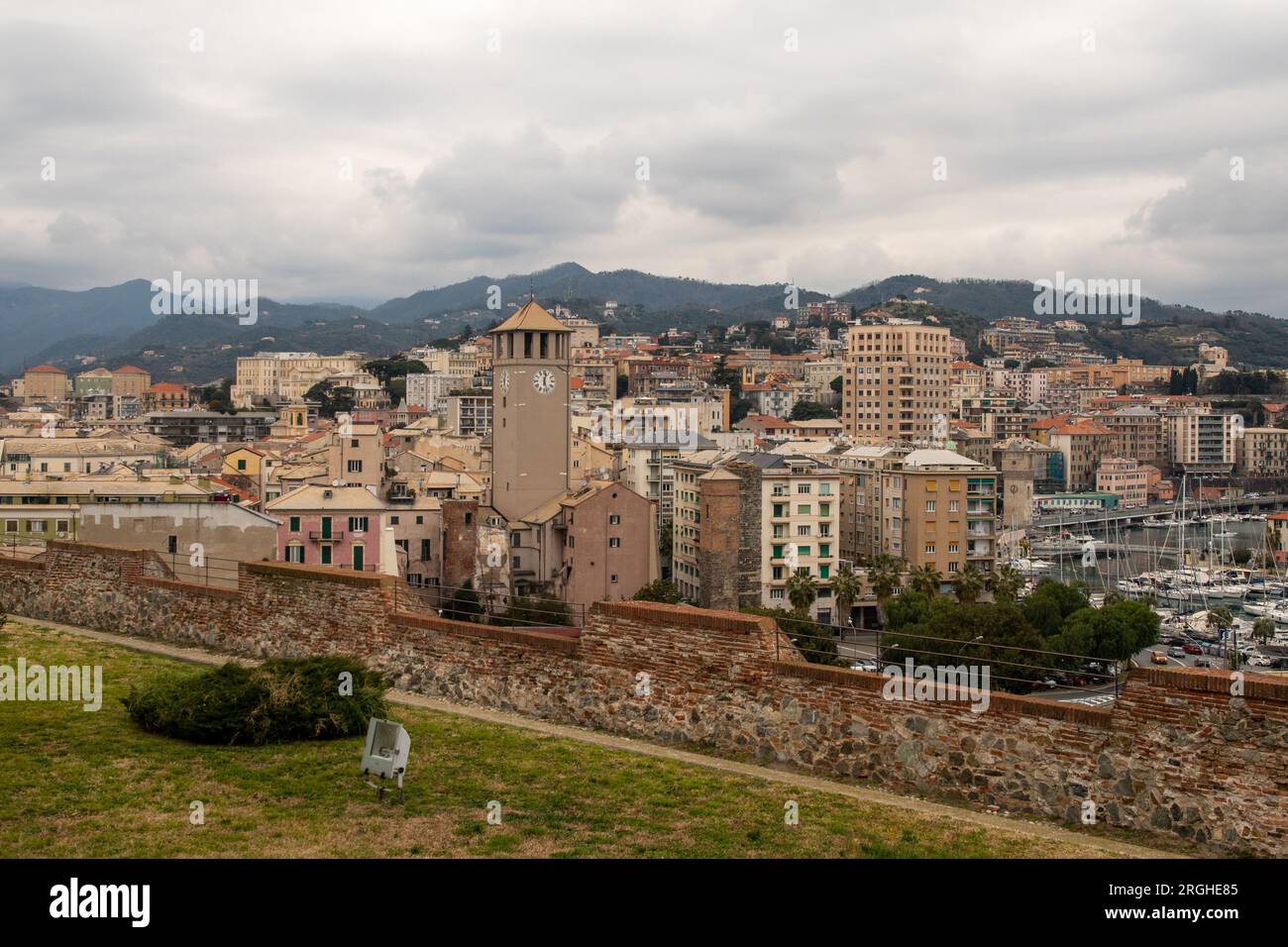 Vue sur le toit depuis la forteresse Priamar de la ville côtière avec la Tour Brandale et le gratte-ciel Leon Pancaldo, Savona, Ligurie, Italie Banque D'Images