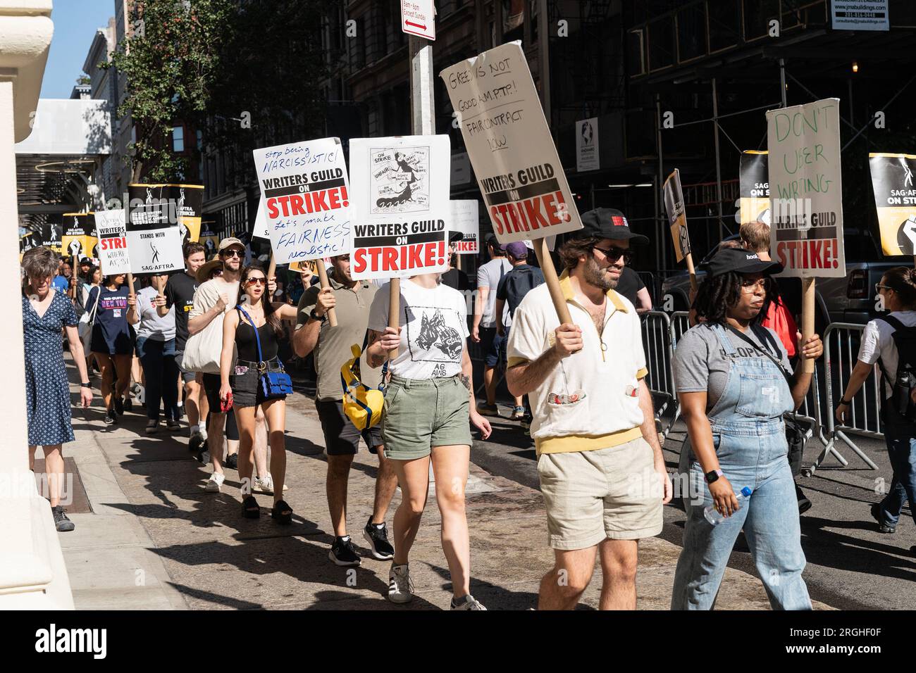 New York, États-Unis. 09 août 2023. Piquet de grève de la WGA le 100e jour de grève chez Netflix et Warner Bros. Bureaux de Discovery à New York le 9 août 2023. Ils ont été rejoints par des membres de SAG_AFTRA et d'autres membres syndicaux. Writers Guild of America a commencé la grève sur un différend contractuel le 2 mai 2023. Ils sont rejoints par Screen Actors Guild - American Federation of Television and radio Artists lors de leur propre grève le 14 juillet 2023. (Photo de Lev Radin/Sipa USA) crédit : SIPA US/Alamy Live News Banque D'Images
