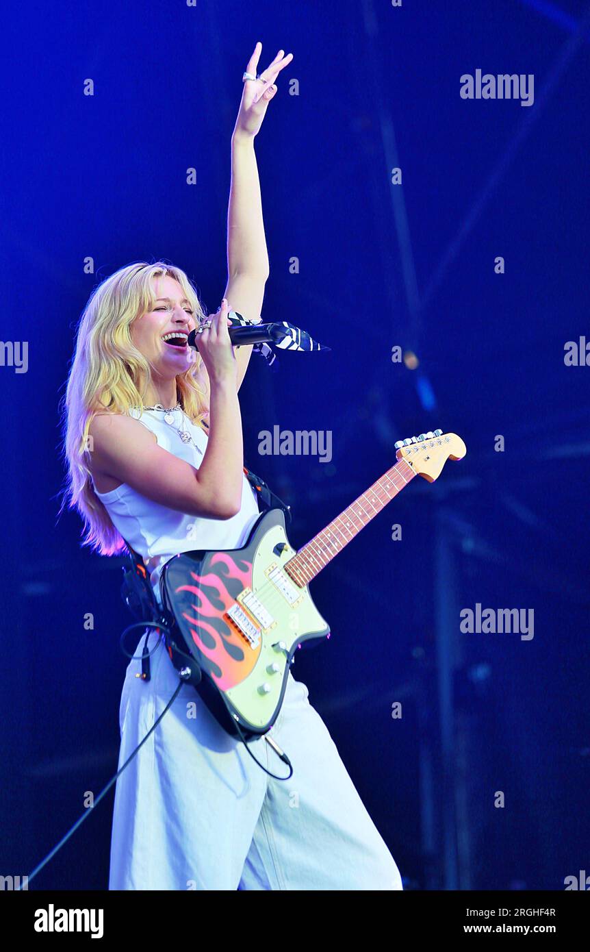 DYLAN chanteur compositeur live sur scène au Brighton Pride Preston Park 5 août 2023 Banque D'Images