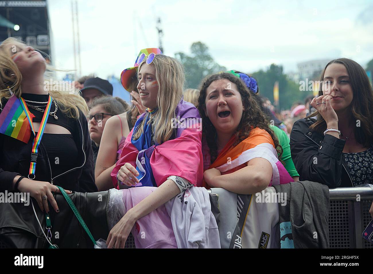 Les fans DE DYLAN qui regardent l'auteur-compositeur-interprète se produire en direct à Brighton Pride le 5 août 2023 Banque D'Images