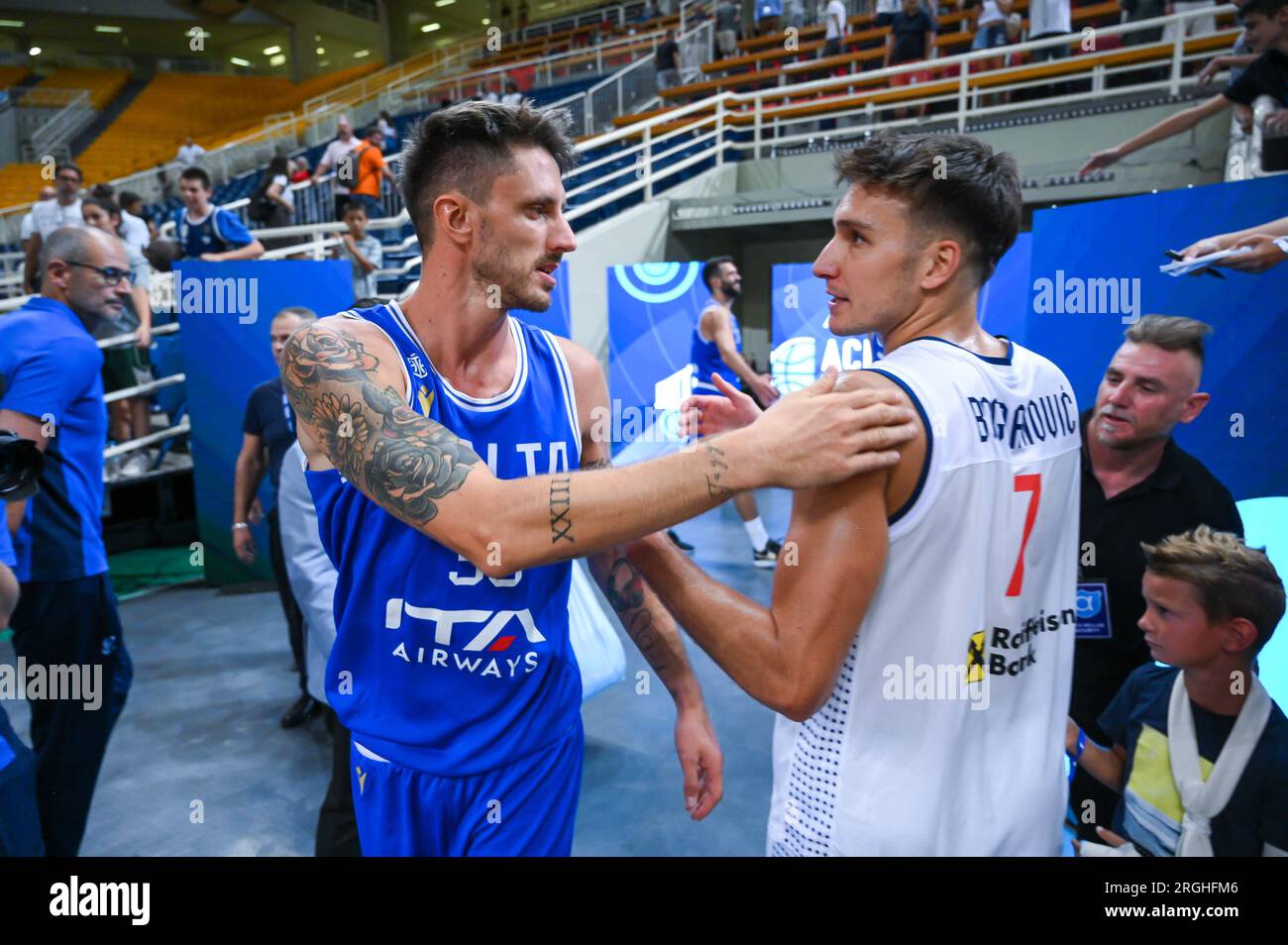 Athènes, Grèce. 09 août 2023. 33 ACHILLE POLONARA d'Italie avec 7 BOGDAN BOGDANOVIC de Serbie lors du match du Tournoi Aegean Acropolis entre l'Italie et la Serbie au stade Oaka le 9 août 2023, à Athènes, Grèce. Crédit : Agence photo indépendante/Alamy Live News Banque D'Images