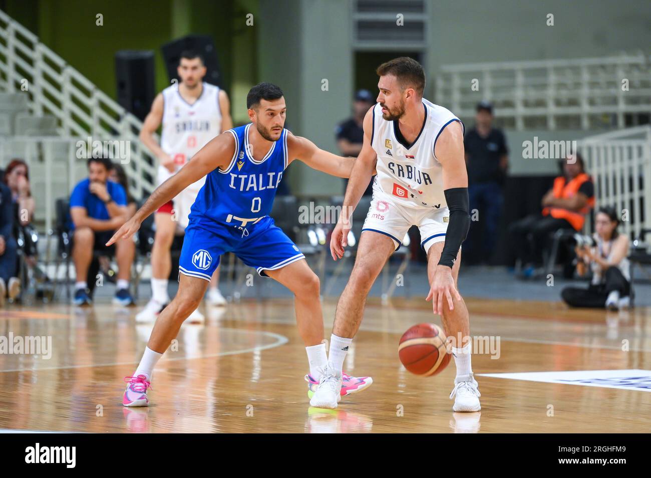 Athènes, Grèce. 09 août 2023. 23 MARKO GUDURIC de Serbie en compétition avec 0 MARCO SPISSU d'Italie lors du match du Tournoi Aegean Acropolis entre l'Italie et la Serbie au stade Oaka le 9 août 2023, à Athènes, Grèce. Crédit : Agence photo indépendante/Alamy Live News Banque D'Images