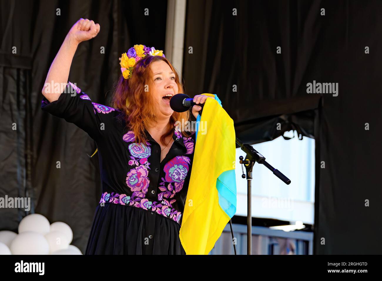 Saint John, N.-B., Canada - 6 août 2023 : un artiste chante et agite un drapeau ukrainien à l'International Culture Fest, un événement gratuit sans billet. Banque D'Images