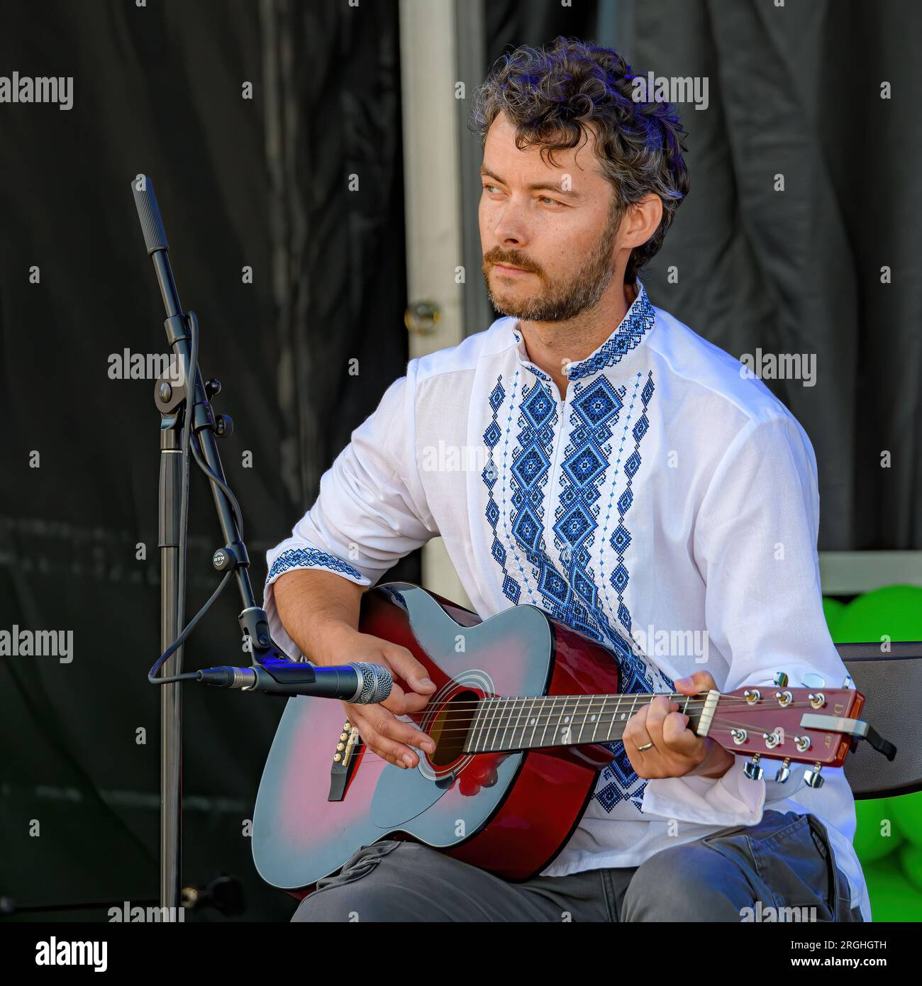 Saint John, NB, Canada - 6 août 2023 : un interprète ukrainien joue de la guitare au International Culture Fest, un événement gratuit sans billet. Banque D'Images