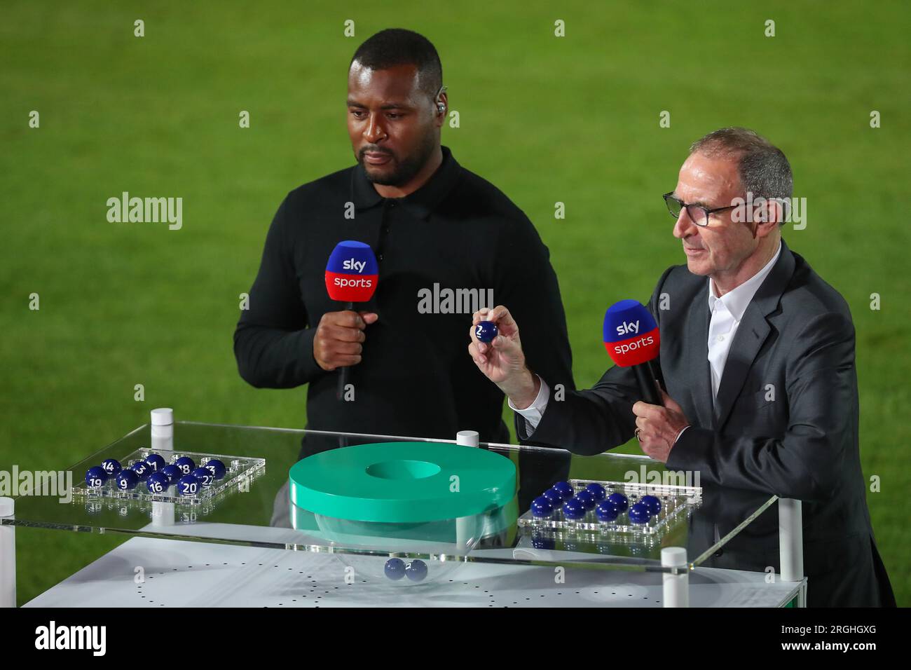 Martin O'Neill l'ancien entraîneur participe au tirage au sort de la Carabao  Cup Round 2 après le match de la Carabao Cup Burton Albion vs Leicester  City au Pirelli Stadium, Burton upon