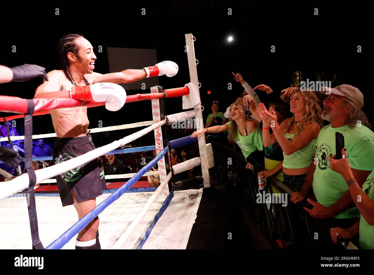 Lake Tahoe, Nevada, États-Unis. 5 août 2023. Kenny Howell (Red Gloves) a battu Branson Rishel (Blue Gloves) dans leur combat de kickboxing de 125 lb au WFC 156-World Fighting Championships au Bally's Lake Tahoe, Nevada. (Image de crédit : © David G. McIntyre/ZUMA Press Wire) USAGE ÉDITORIAL SEULEMENT! Non destiné à UN USAGE commercial ! Banque D'Images