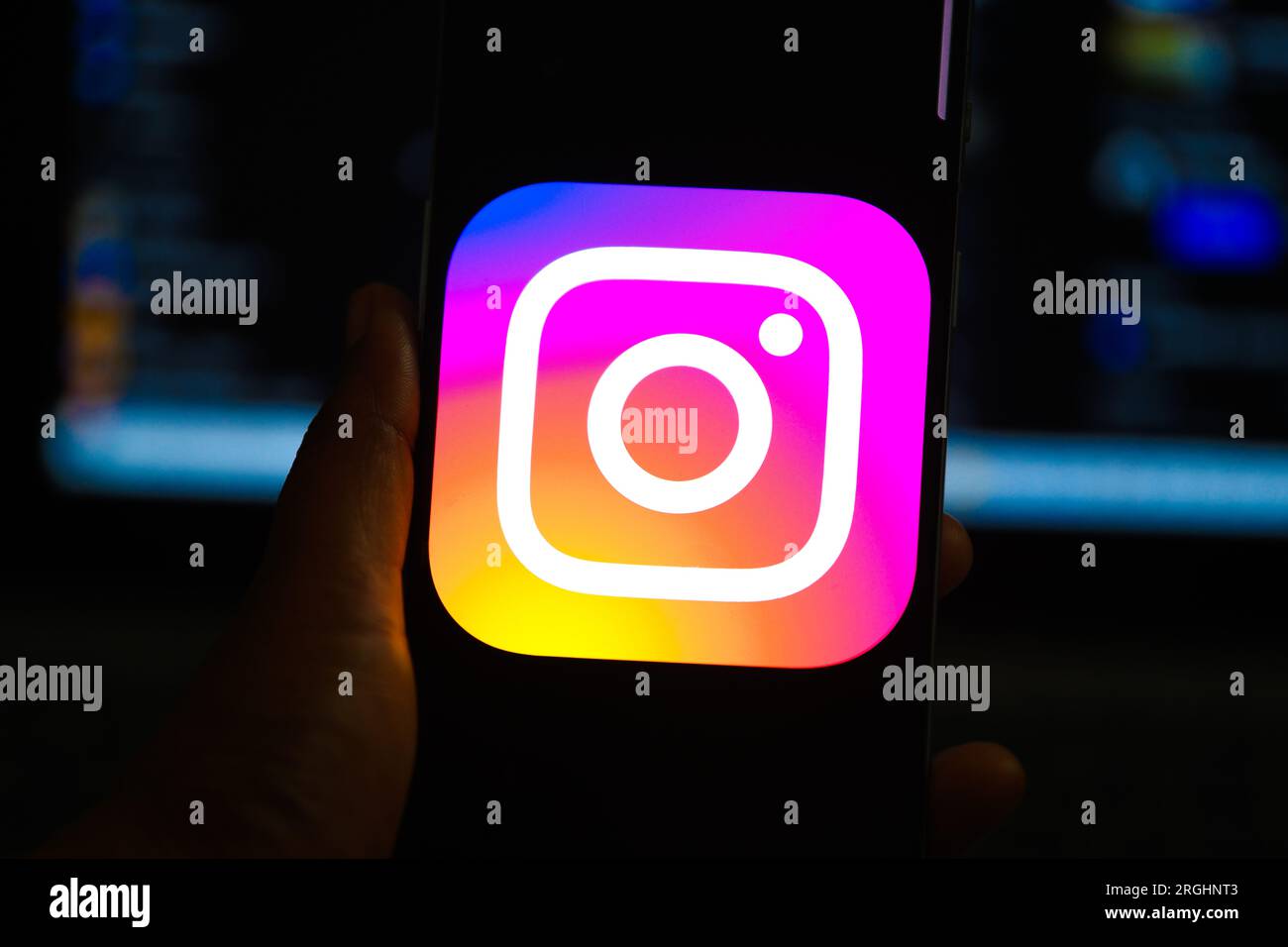 Bangladesh. 10 août 2023. Dans cette illustration photo, une femme utilise Instagram sur son smartphone. (Image de crédit : © Piyas Biswas/SOPA Images via ZUMA Press Wire) USAGE ÉDITORIAL SEULEMENT! Non destiné à UN USAGE commercial ! Banque D'Images