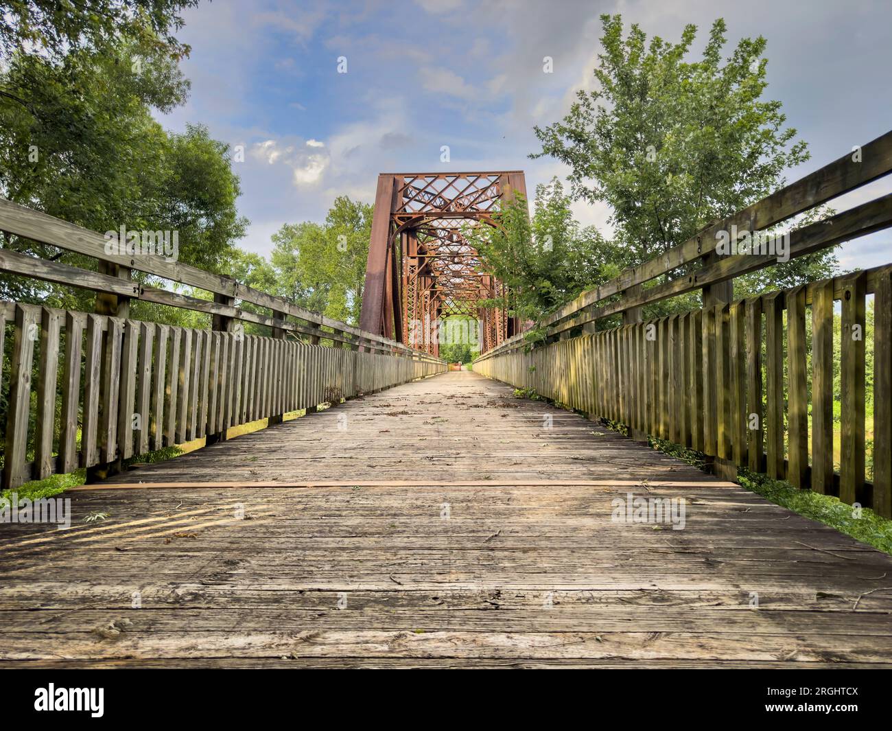 Tréteau sur Katy Trail dans le Missouri sur Auxvasse Creek près de Mokane - piste cyclable de 237 miles s'étendant à travers la plupart de l'état du Missouri converti Banque D'Images