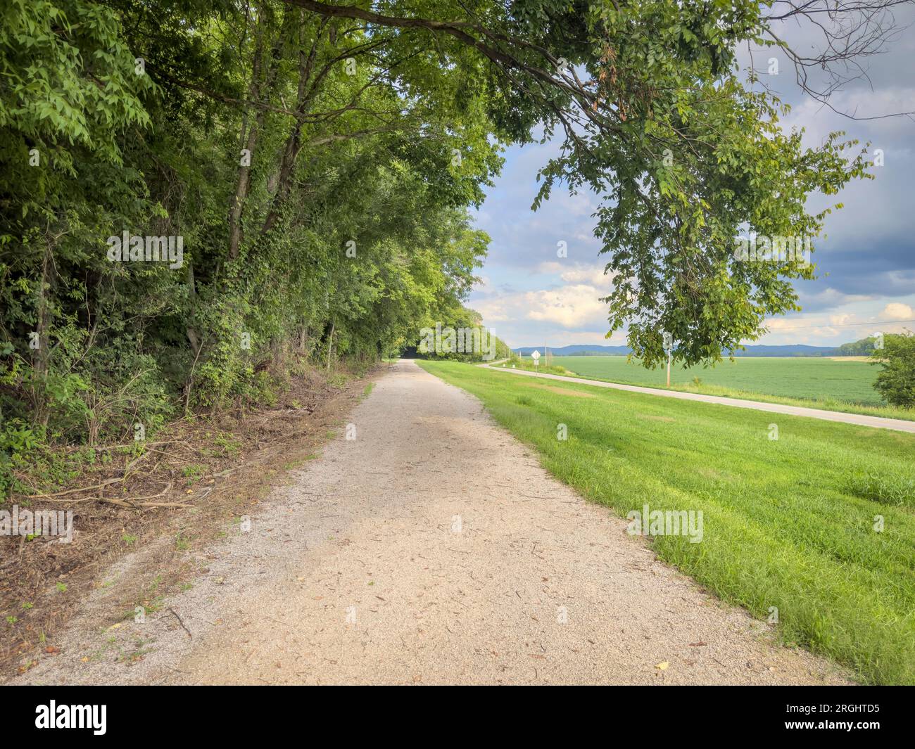 Katy Trail dans le Missouri rural près de Bluffton dans le paysage d'été. Le Katy Trail est une piste cyclable de 237 km convertie à partir d'un ancien chemin de fer. Banque D'Images