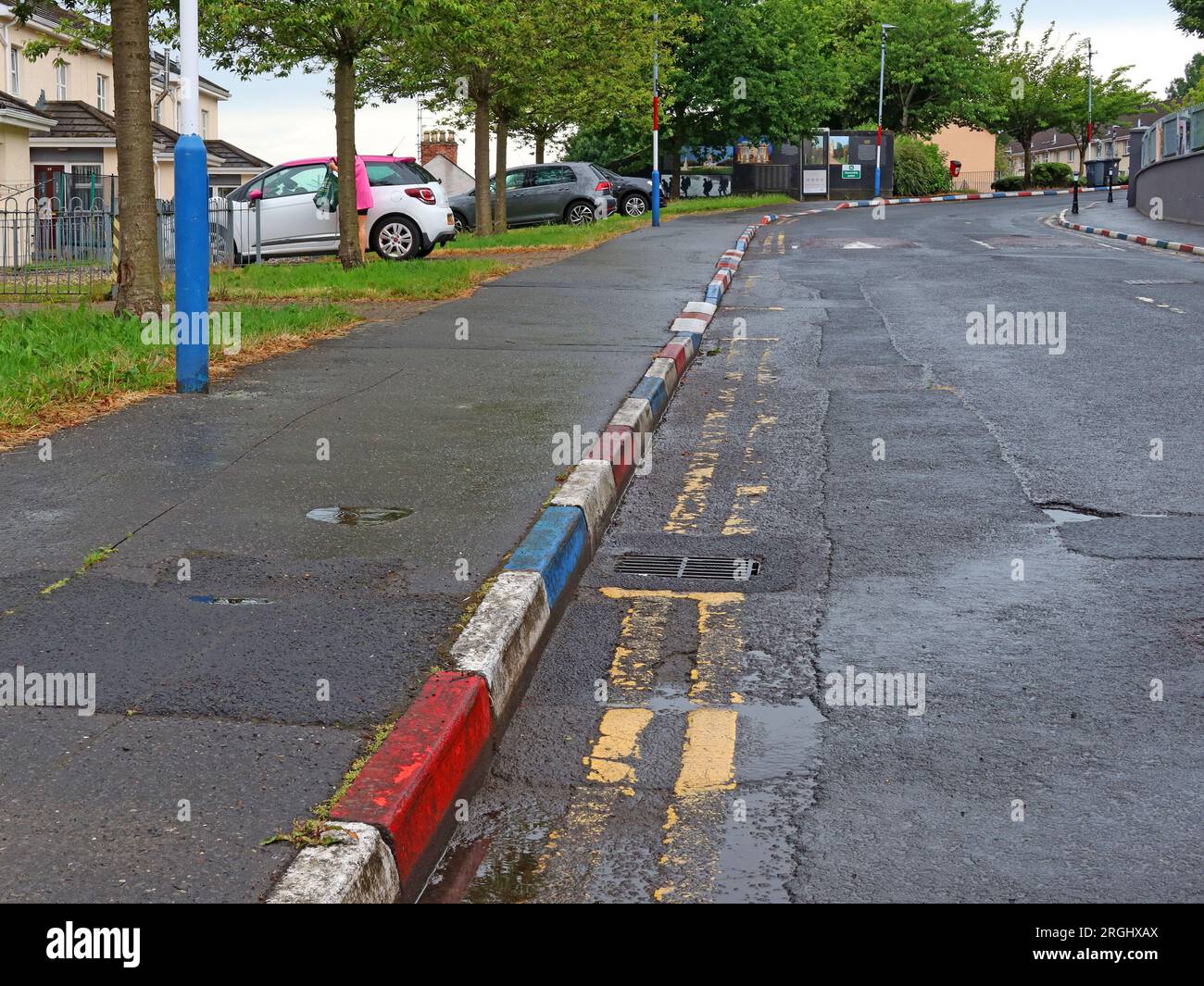 Unionist Kerbstones, rouge, blanc et bleu de l'Union Jack, zone protestante de la Fontaine, Londonderry, Irlande du Nord, Royaume-Uni, BT48 6QH Banque D'Images