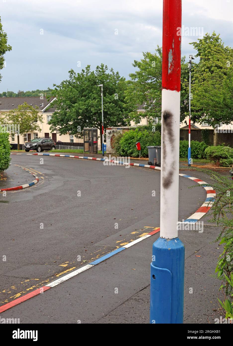 Unionist Kerbstones, rouge, blanc et bleu de l'Union Jack, zone protestante de la Fontaine, Londonderry, Irlande du Nord, Royaume-Uni, BT48 6QH Banque D'Images