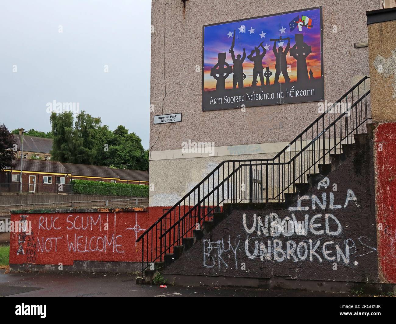 RUC Scum not Welcome, anti-PSNI graffiti, quartier de Strand Road - Durrow Park, Bogside, Derry, Irlande du Nord, Royaume-Uni, BT48 9HA Banque D'Images