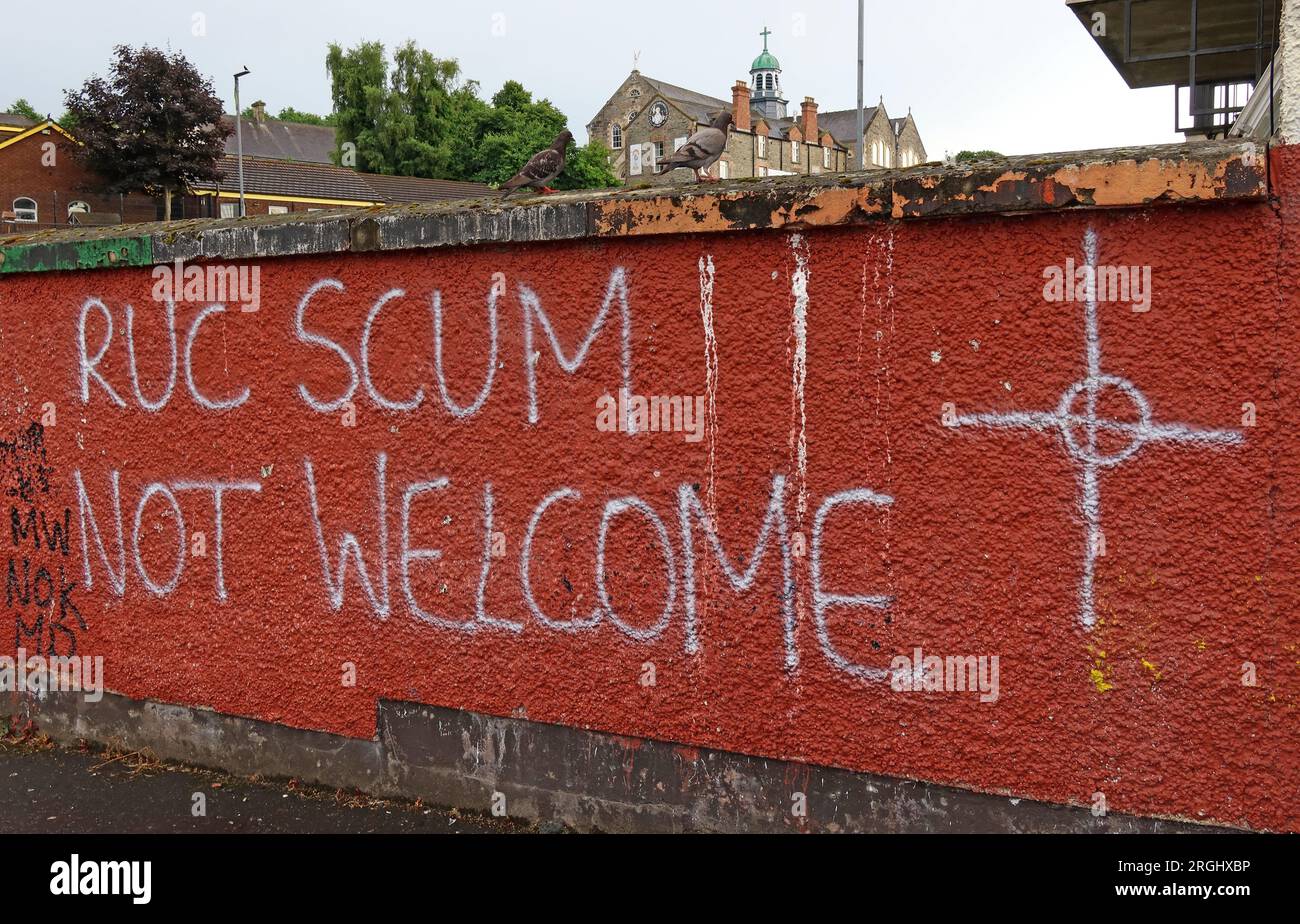 RUC Scum not Welcome, anti-PSNI graffiti, quartier de Strand Road - Durrow Park, Bogside, Derry, Irlande du Nord, Royaume-Uni, BT48 9HA Banque D'Images