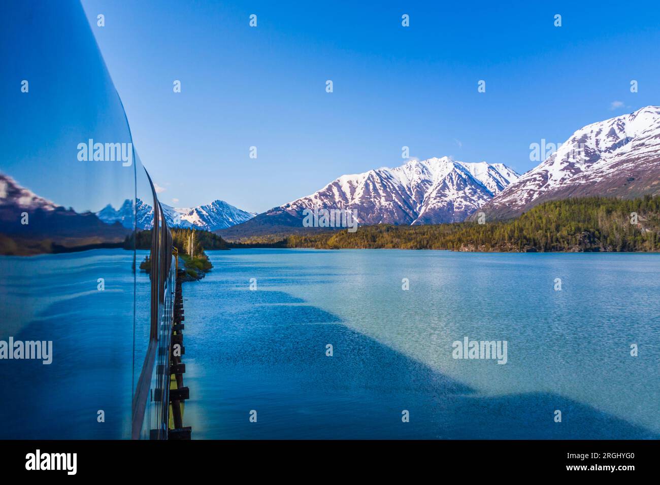 Célèbre trajet en train panoramique sur Alaska Railroad Coastal Classic train entre Seward et Anchorage, Alaska. Grimpe au sommet Grandview dans les montagnes Kenai. Banque D'Images