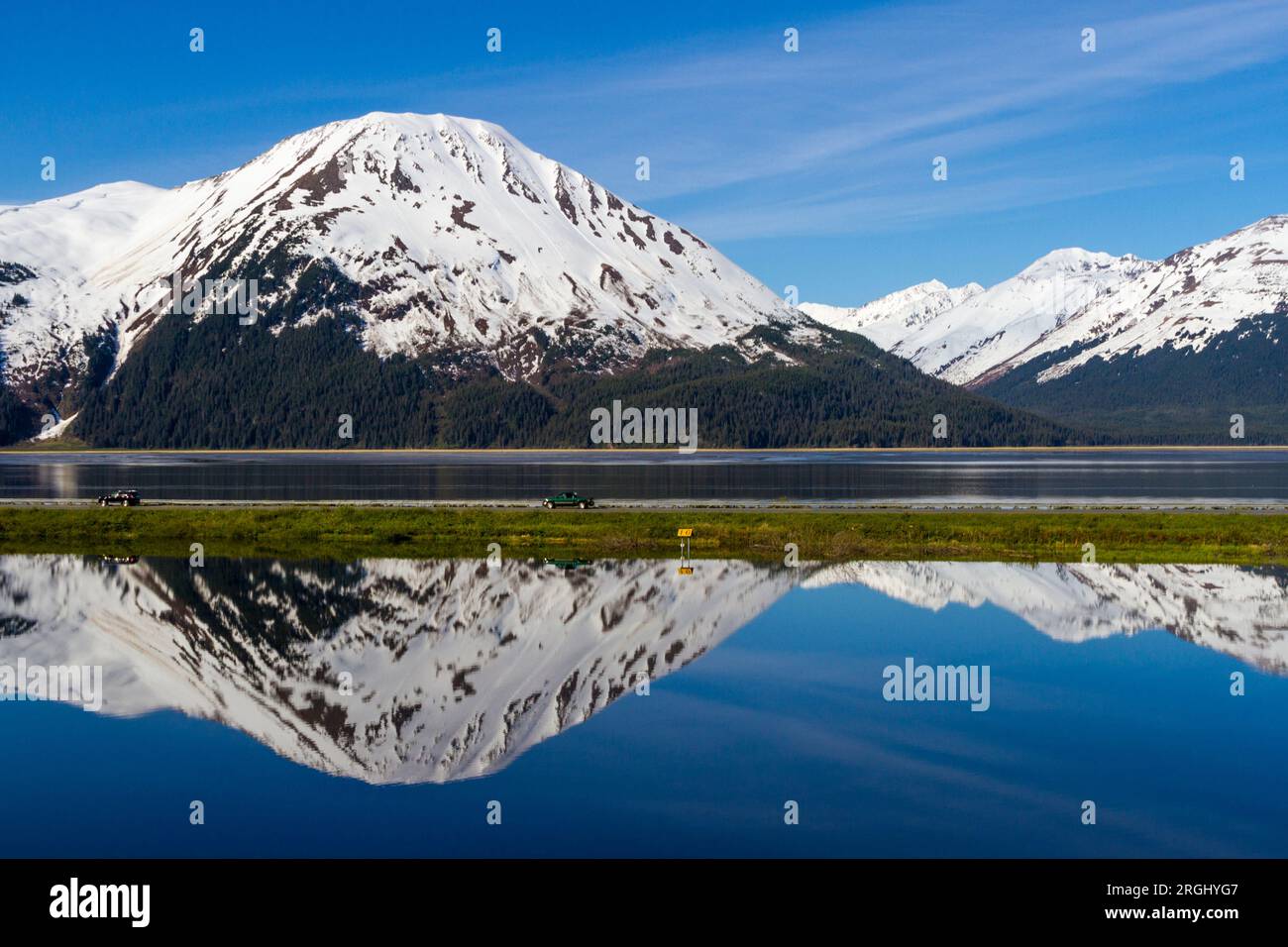 Route côtière de l'Alaska entre Anchorage et Seward, Alaska, avec vue sur les belles eaux bleues de Turnagain Aram (un bras de Cook Inlet). Banque D'Images