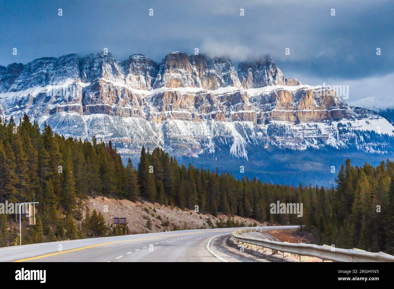 Route panoramique de neige à la fin du mois d'octobre sur l'autoroute 93 de la montagnes Rocheuses dans le Parc National de Kootenay en Colombie-Britannique, Canada. Banque D'Images