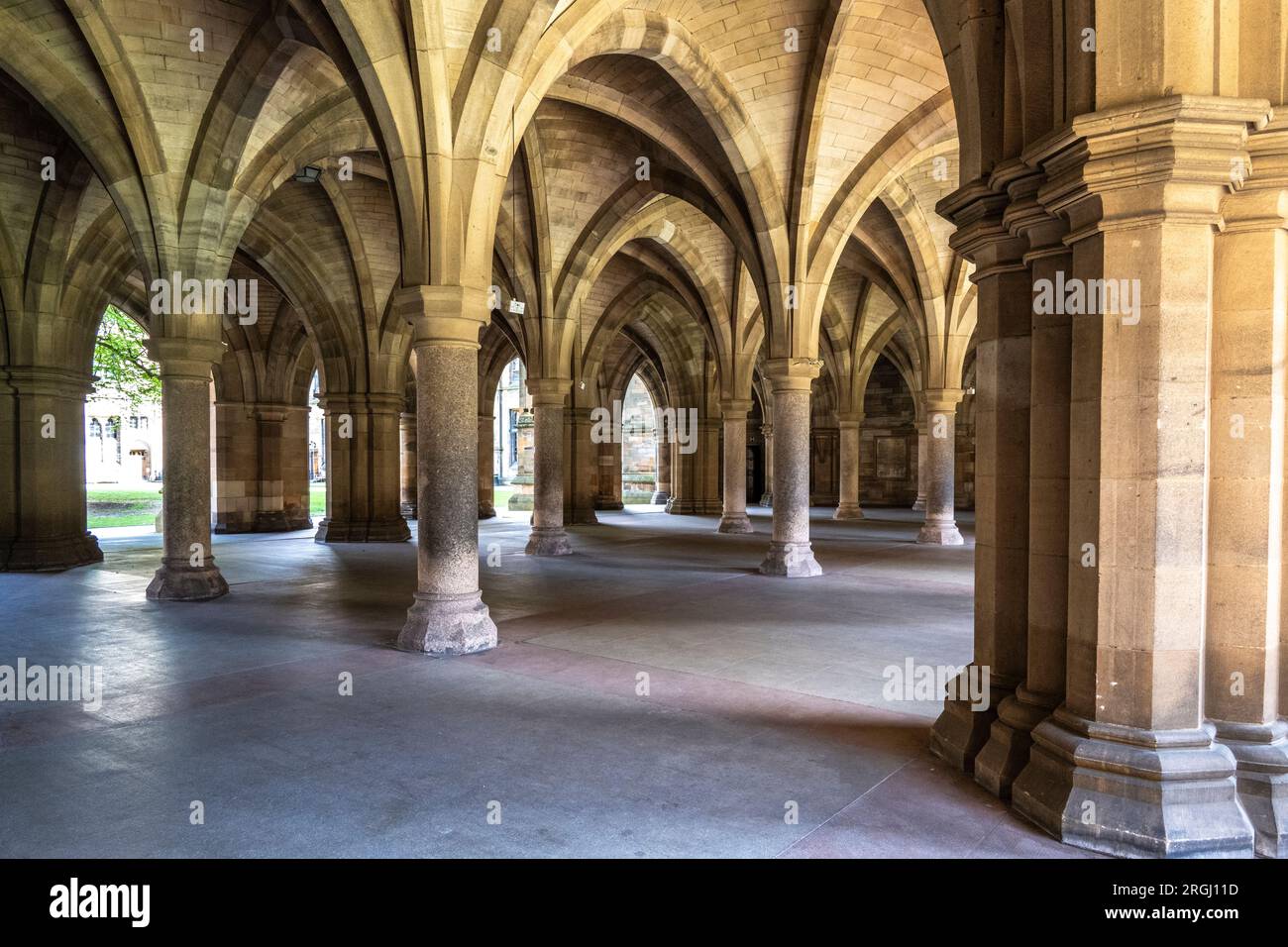 Les cloîtres de l'Univesity de Glasgow regardant vers le quad est Banque D'Images Les cloîtres de l'Univesity de Glasgow regardant vers le quad est Banque D'Images