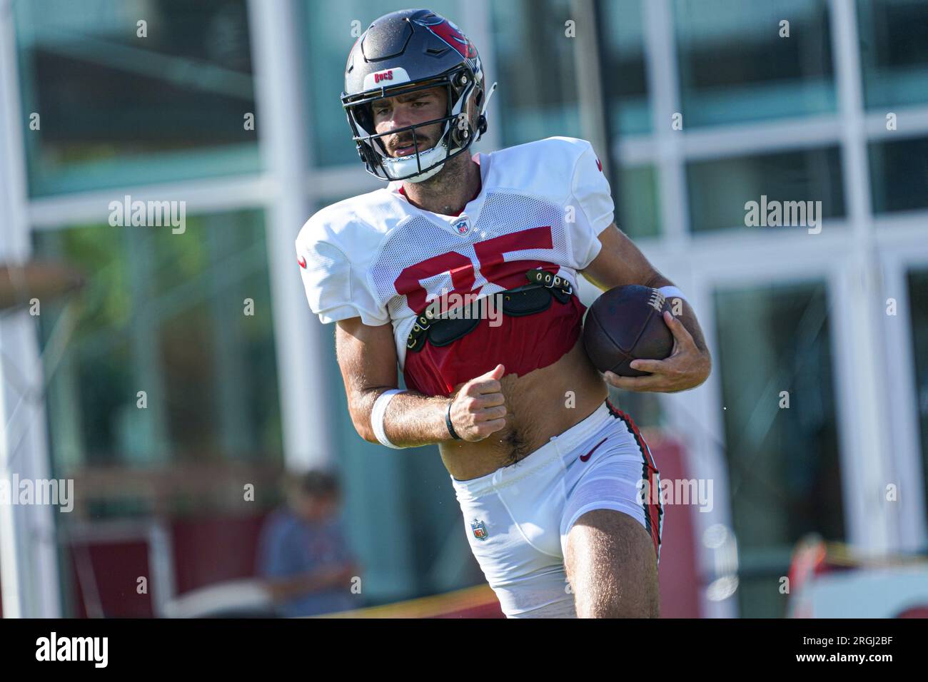 Tampa, Floride, États-Unis, 8 août 2023, le joueur des Buccaneers de Tampa Bay Kade Warner #85 lors d'un camp d'entraînement au centre d'entraînement de santé Advent. (Crédit photo : Marty Jean-Louis) Banque D'Images