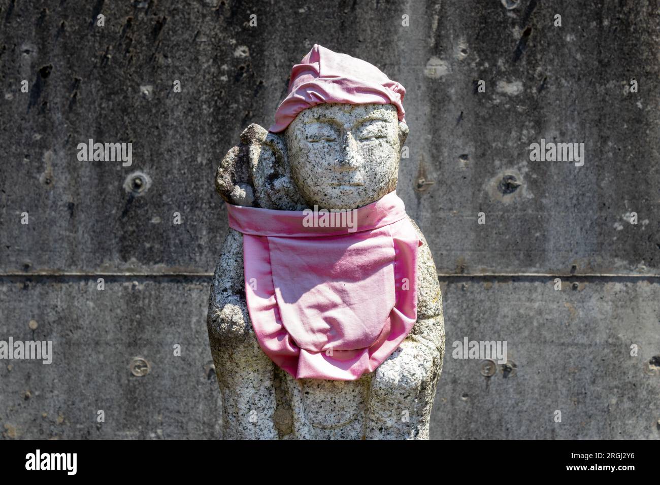 Statue en pierre (art public) d'Ojizou san, protecteur des enfants et protecteur des voyageurs, Japon. Banque D'Images