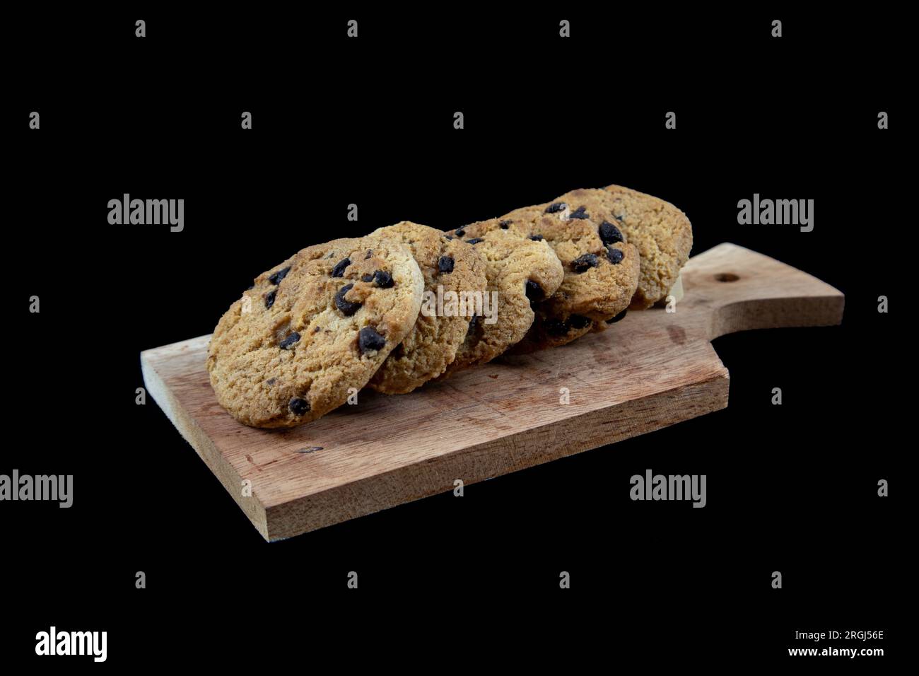 Biscuits aux pépites de chocolat isolés sur fond noir Banque D'Images