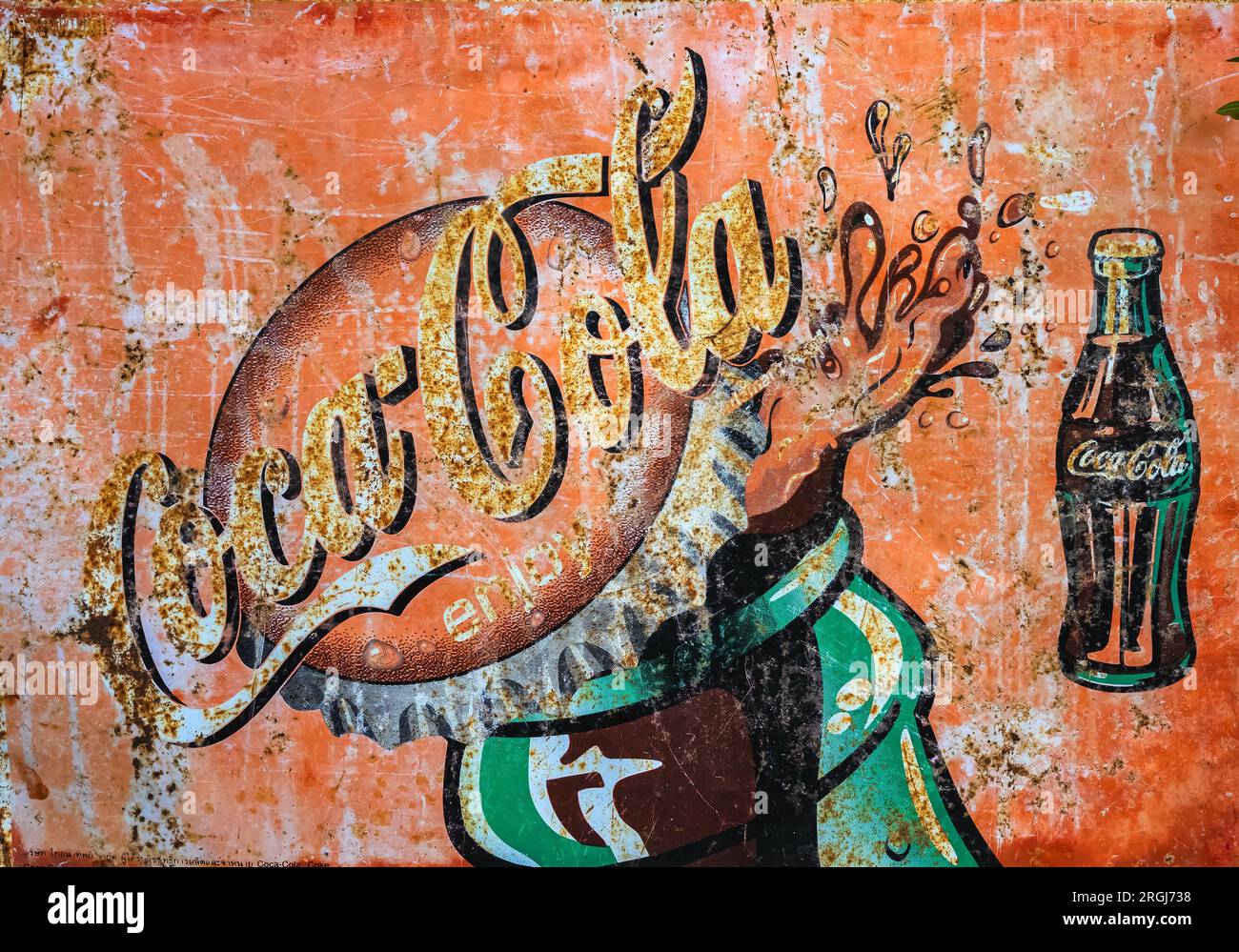 KANCHANABURI, THAÏLANDE-JUIN 28,2023 : gros plan sur la bannière vintage de logo de coca cola, vieille plaque de zinc rouillée et cassée de la publicité de panneau de signe de boisson gazeuse de Coke Banque D'Images