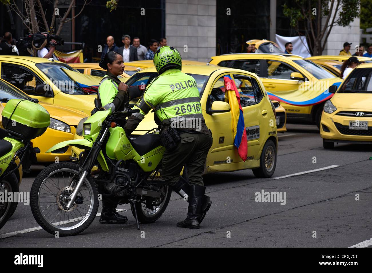 Bogota, Colombie. 09 août 2023. Des agents de la police de transit colombienne sont vus lors de manifestations alors que des chauffeurs de taxi bloquent des rues à Bogota, en Colombie, pour manifester contre la décision du gouvernement colombien d'augmenter le prix du carburant, le 9 août 2023. Photo : Cristian Bayona/long Visual Press crédit : long Visual Press/Alamy Live News Banque D'Images